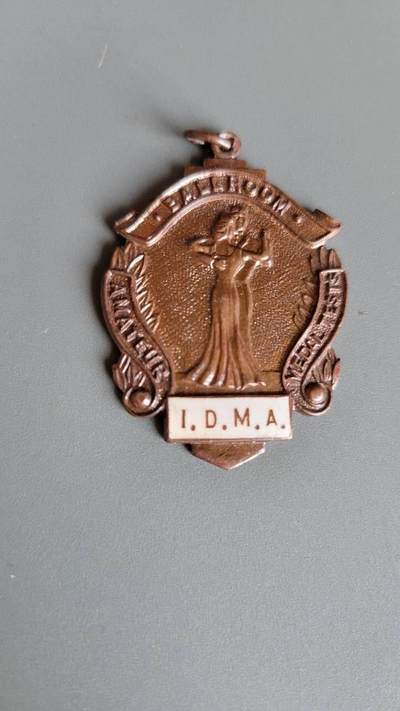 嘉宝良覃世界勋赏第25期拍卖 - 英国业余舞蹈测试纪念章