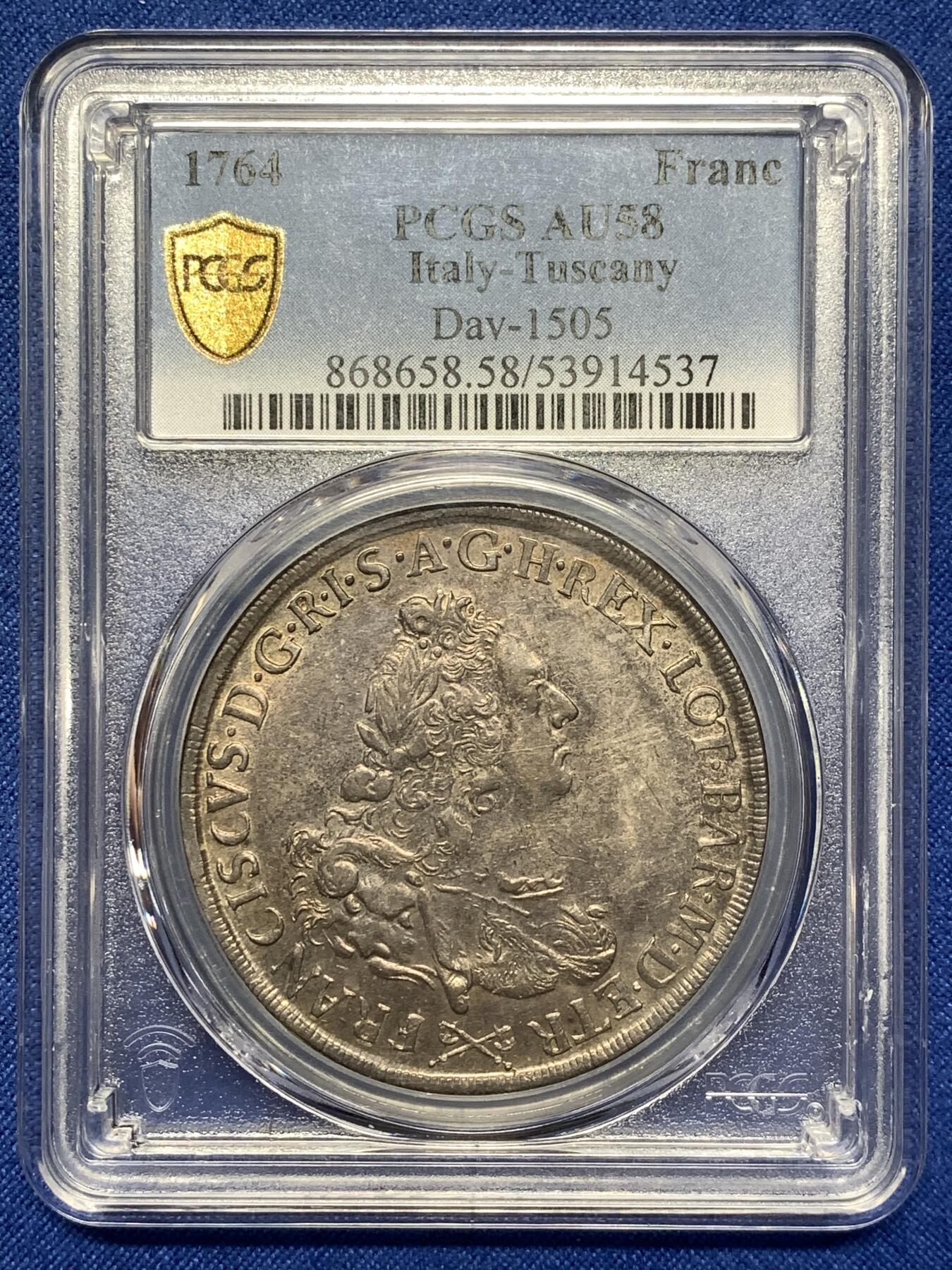 《竞宝斋》第476场 周日，周一 2场连拍 （全场包邮）欢迎送拍 PCGS AU58 意大利托斯卡纳大公国1764年francescone大银币，正面为神圣罗马帝国皇帝弗朗西斯（著名神罗女皇玛丽亚·特蕾莎的丈夫），背面为带有光环的神罗双头鹰，中间核心盾徽是奥地利哈布斯堡家族家徽和代表美第奇家族的六颗药丸盾徽。弗朗西斯也是美第奇家族绝嗣后托斯卡纳的第一个统治者。比奥地利本土的少见很多，冠军分，黄金包浆。另一枚年份更常见的61在今年拍了13000人民币。