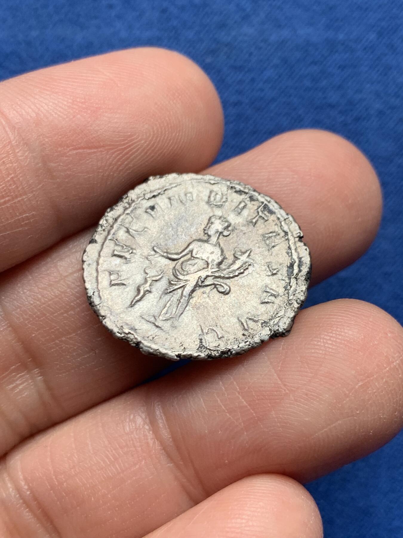 《竞宝斋》第476场 周日，周一 2场连拍 （全场包邮）欢迎送拍 古罗马 公元249-251年 银币 正面为赫伦尼娅皇后 背面丰饶女神 打制和细节都很不错 3.54克