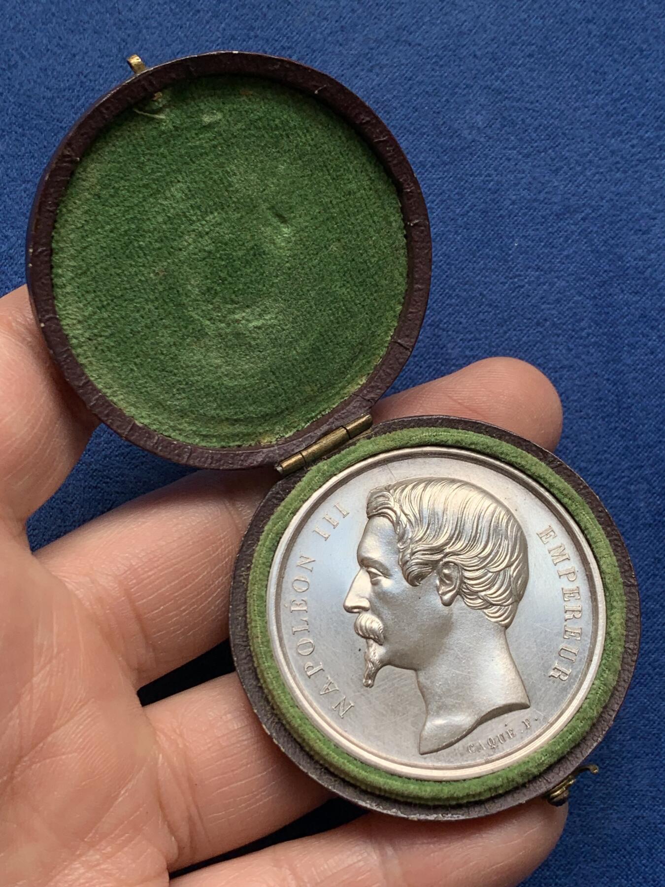 《竞宝斋》第476场 周日，周一 2场连拍 （全场包邮）欢迎送拍 法国1860年拿破仑三世银章 重38.5克 手指银标 41.2mm 带盒