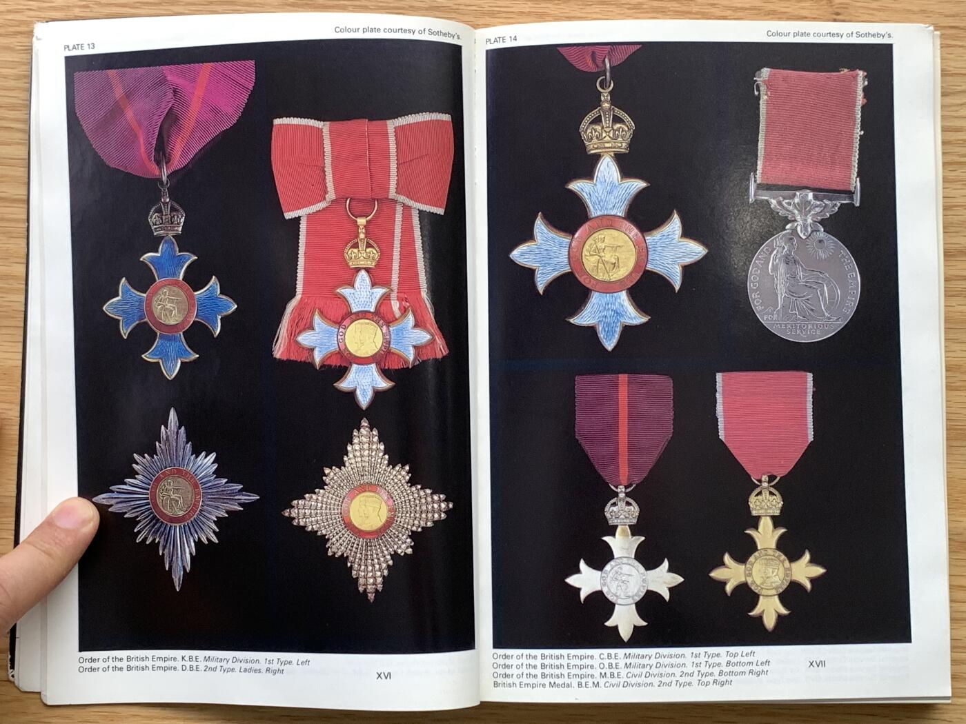 《竞宝斋》第476场 周日，周一 2场连拍 （全场包邮）欢迎送拍 勋章年鉴(第八版)A-Z全尺寸及微型勋章价格指南，28张英国勋章与勋位全彩照片，430余幅英国及殖民地勋章实物插图