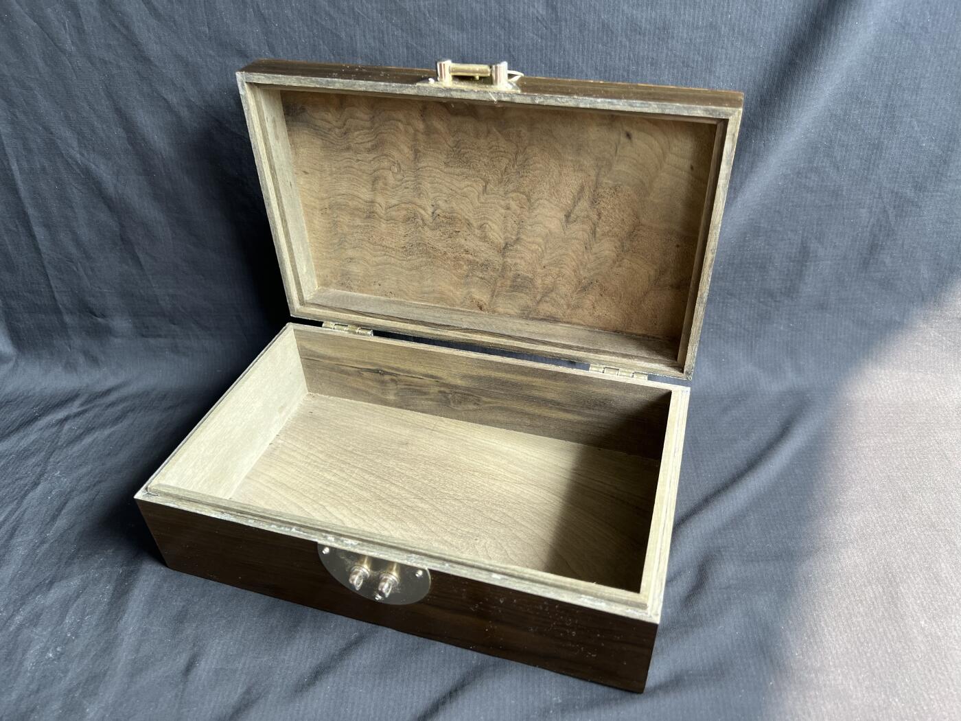 零元拍：金丝楠阴沉木满水波满纹满金丝首饰箱，尺寸：228/117/77MM，送礼盒箱。