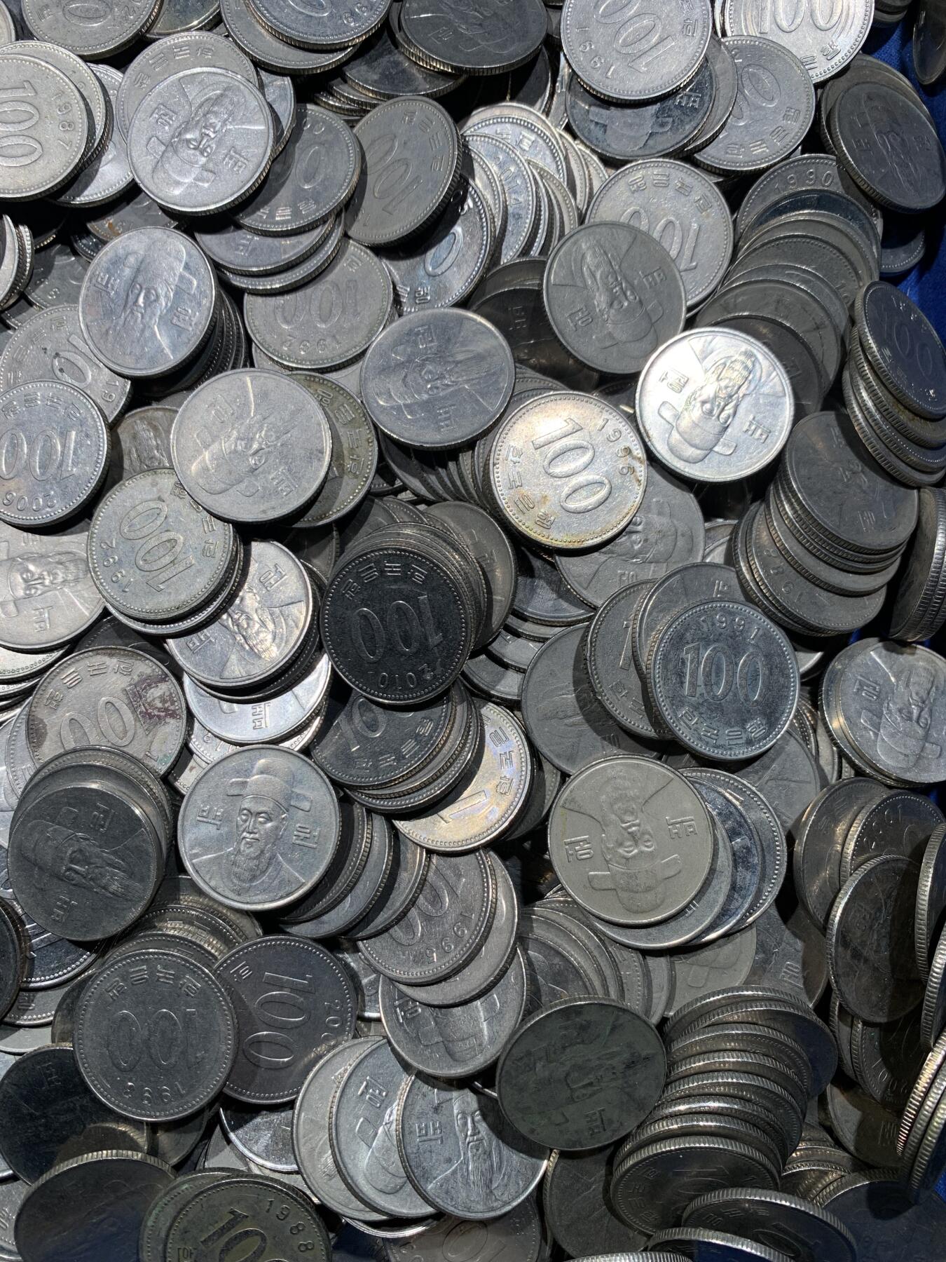 《竞宝斋》第476场 周日，周一 2场连拍 （全场包邮）欢迎送拍 韩国100韩元零钱1000枚，一枚重5.42克，总重5420克+。面值10万韩元!汇率值480+元人民币
