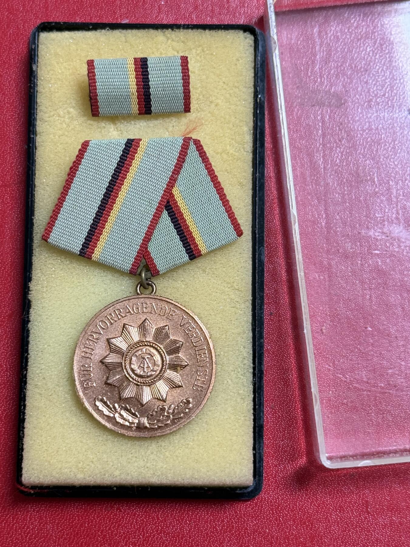 韵星假日军品类拍卖第50期 民主德国内务部铜级功绩奖章带原盒略