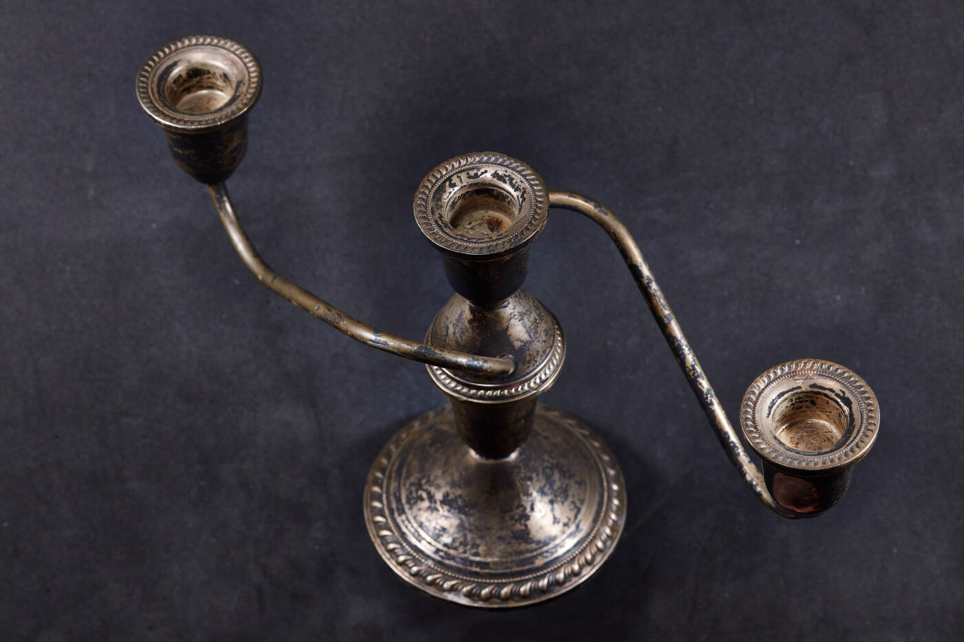 【俄甄集藏】2026年(050)04-01星期三 晚 19:30 全场包邮 美国1930年代古董银质烛台，长：270mm，高：160mm，底座直径：90mm，重量：504克，925银，底座有局部配重，整体含银比例约60%，原味包浆，保存完好（上期被鸽，重新拍）