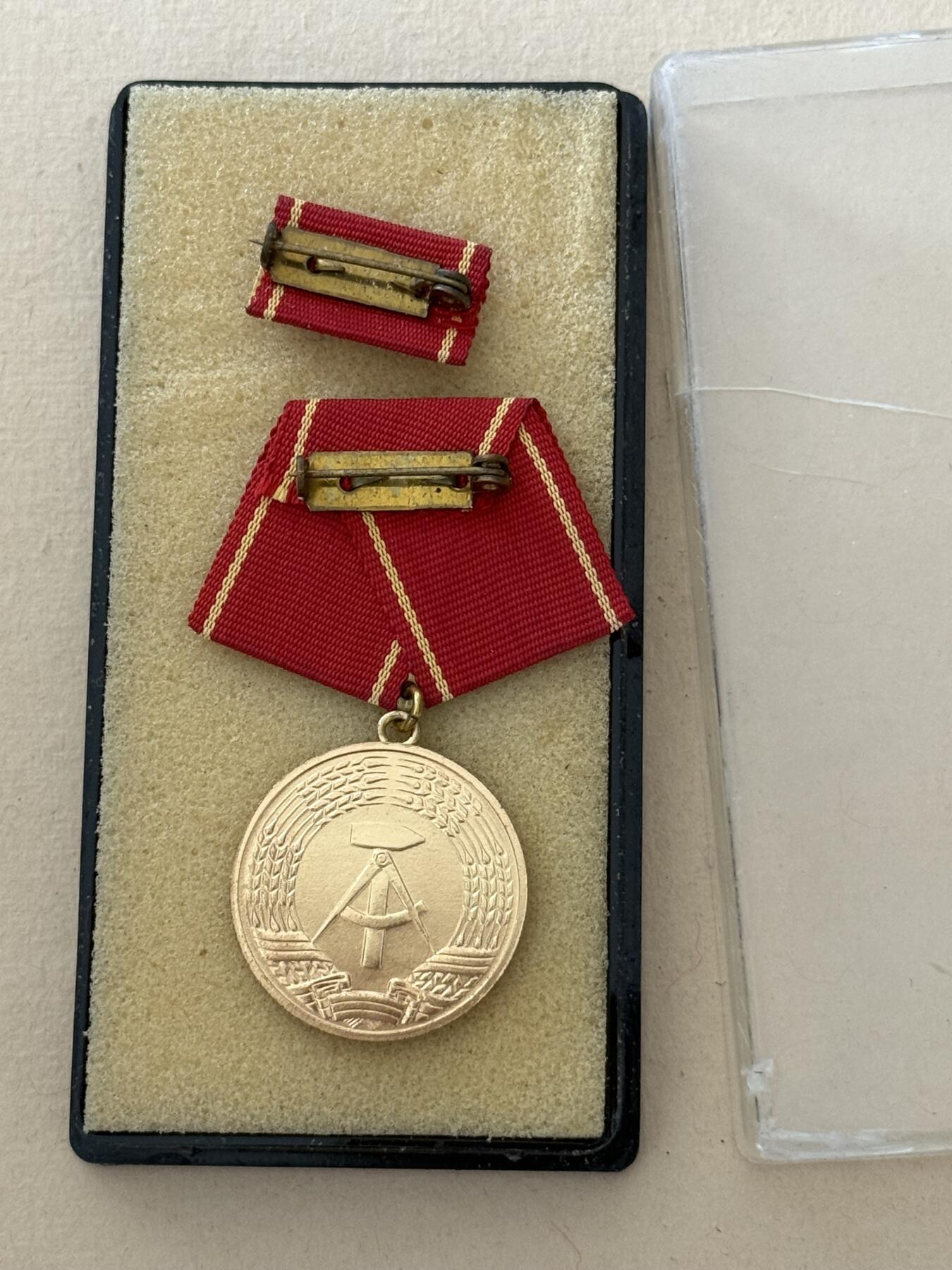 云宸嘉赏-勋臻文献佳藏优品精选场次（低佣 转发佣金红包） 民主德国工战队特级圆满服役奖章带盒略 镀金极 