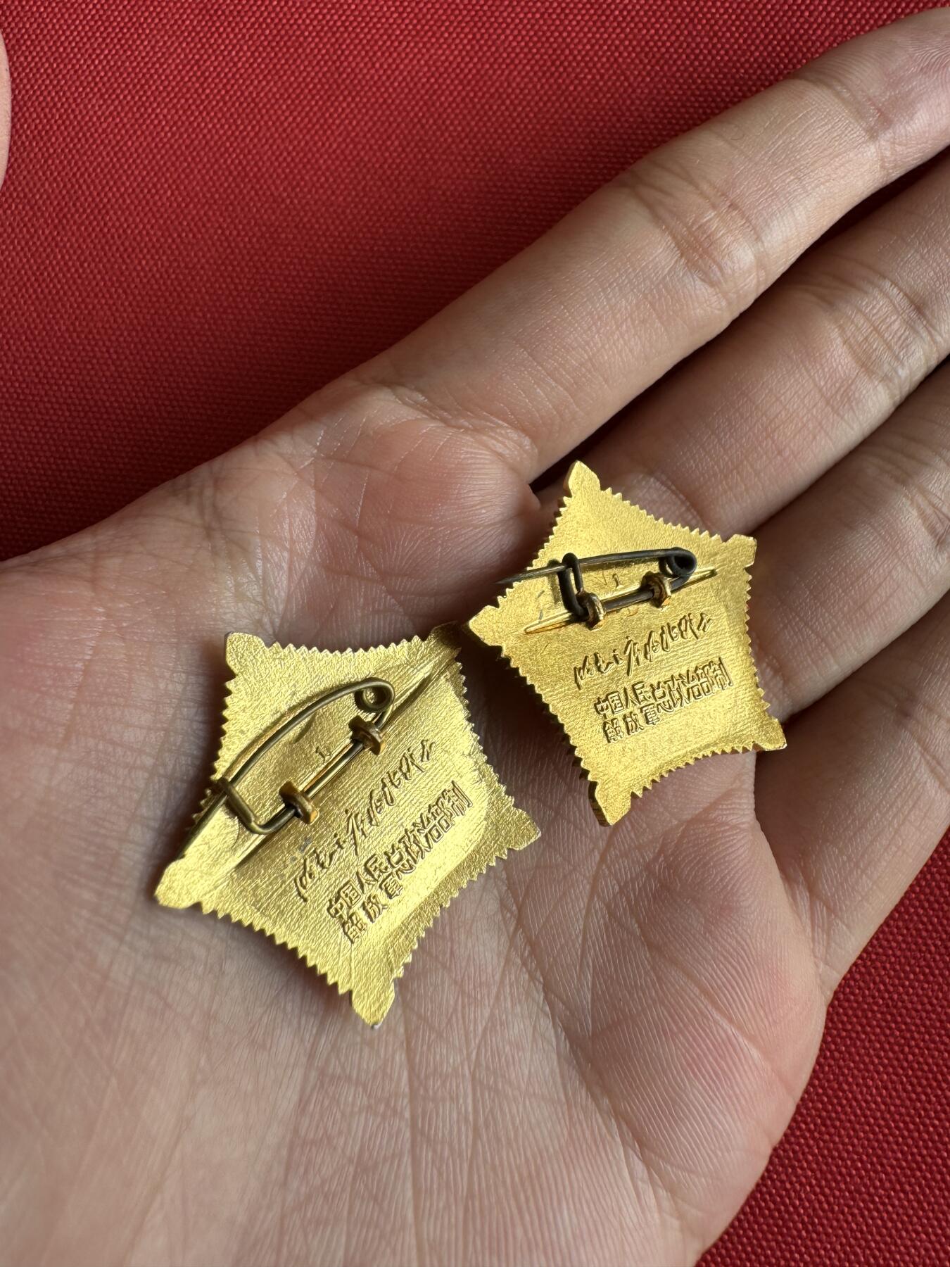 五哥徽章群   31号周二晚上八点4群联拍 铝章