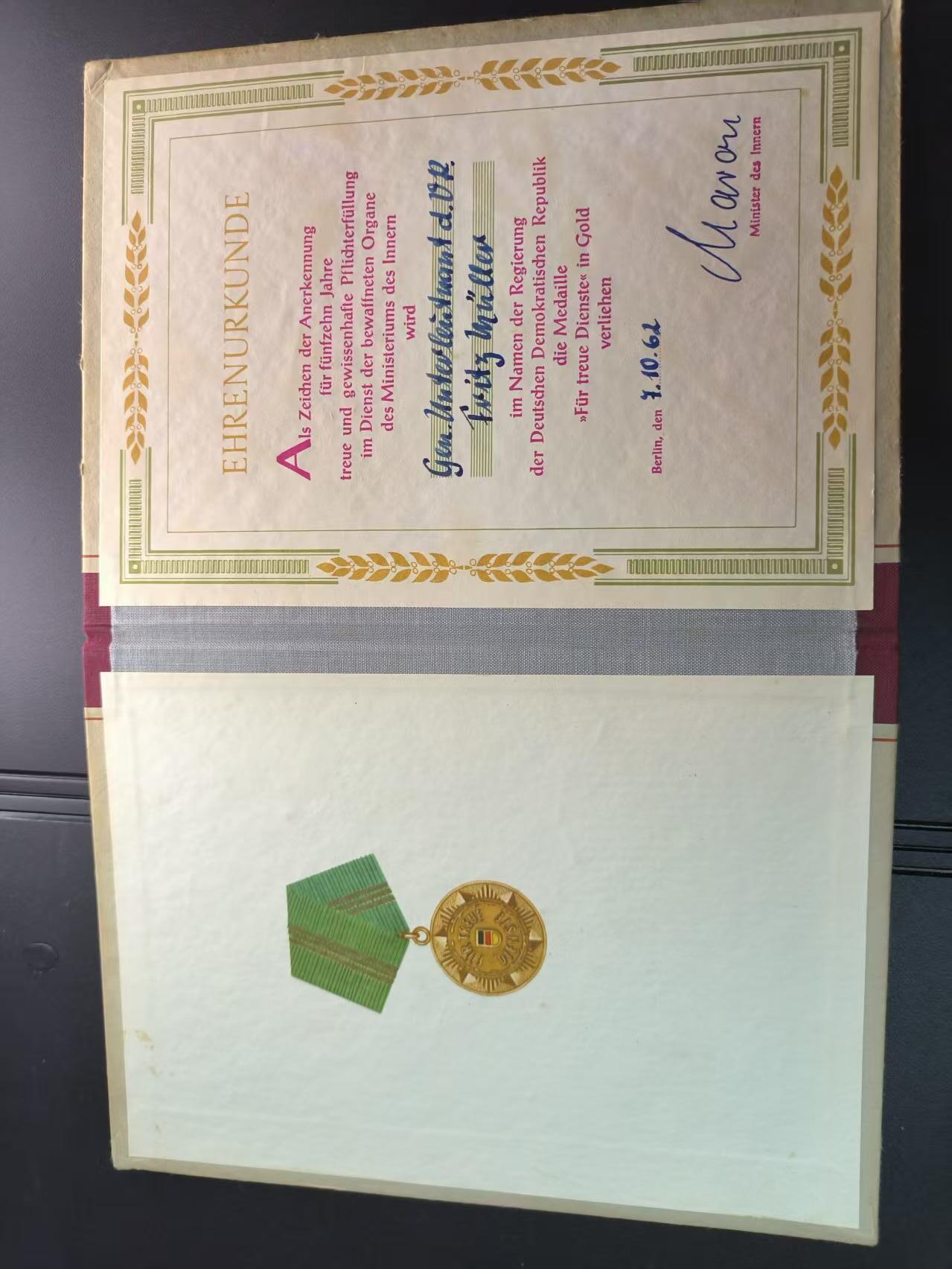 云宸嘉赏-勋臻文献佳藏优品精选场次（低佣 转发佣金红包） 德意志民主共和国（东德）内务部武装力量忠诚服役金质奖章证书 62年授予大尉 弗里茨・米勒（原主经历驻营警察时期） 