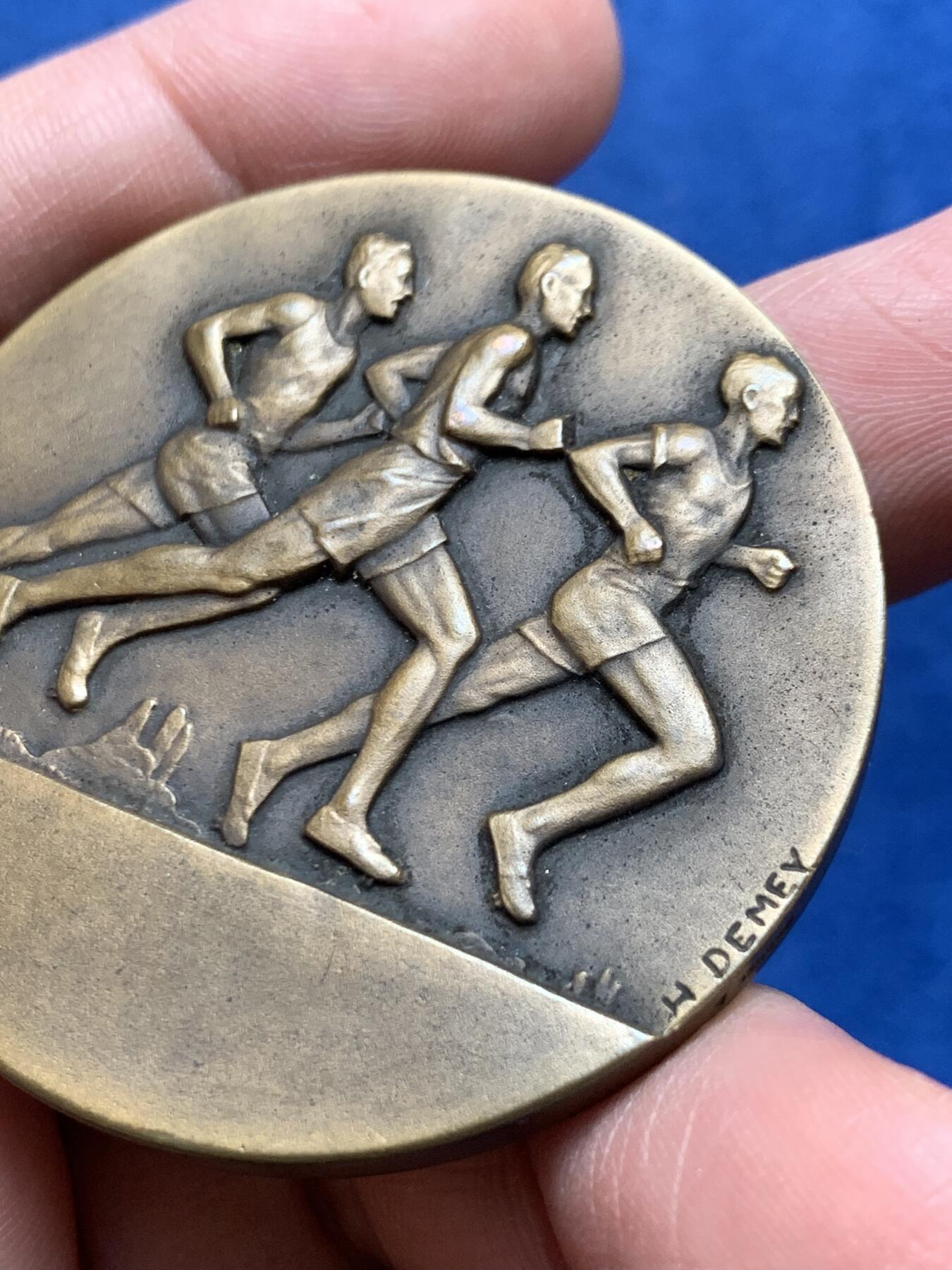 《竞宝斋》第476场 周日，周一 2场连拍 （全场包邮）欢迎送拍 体育赛事-长跑纪念铜章 59.7克 49.3mm 三角边铭 带盒