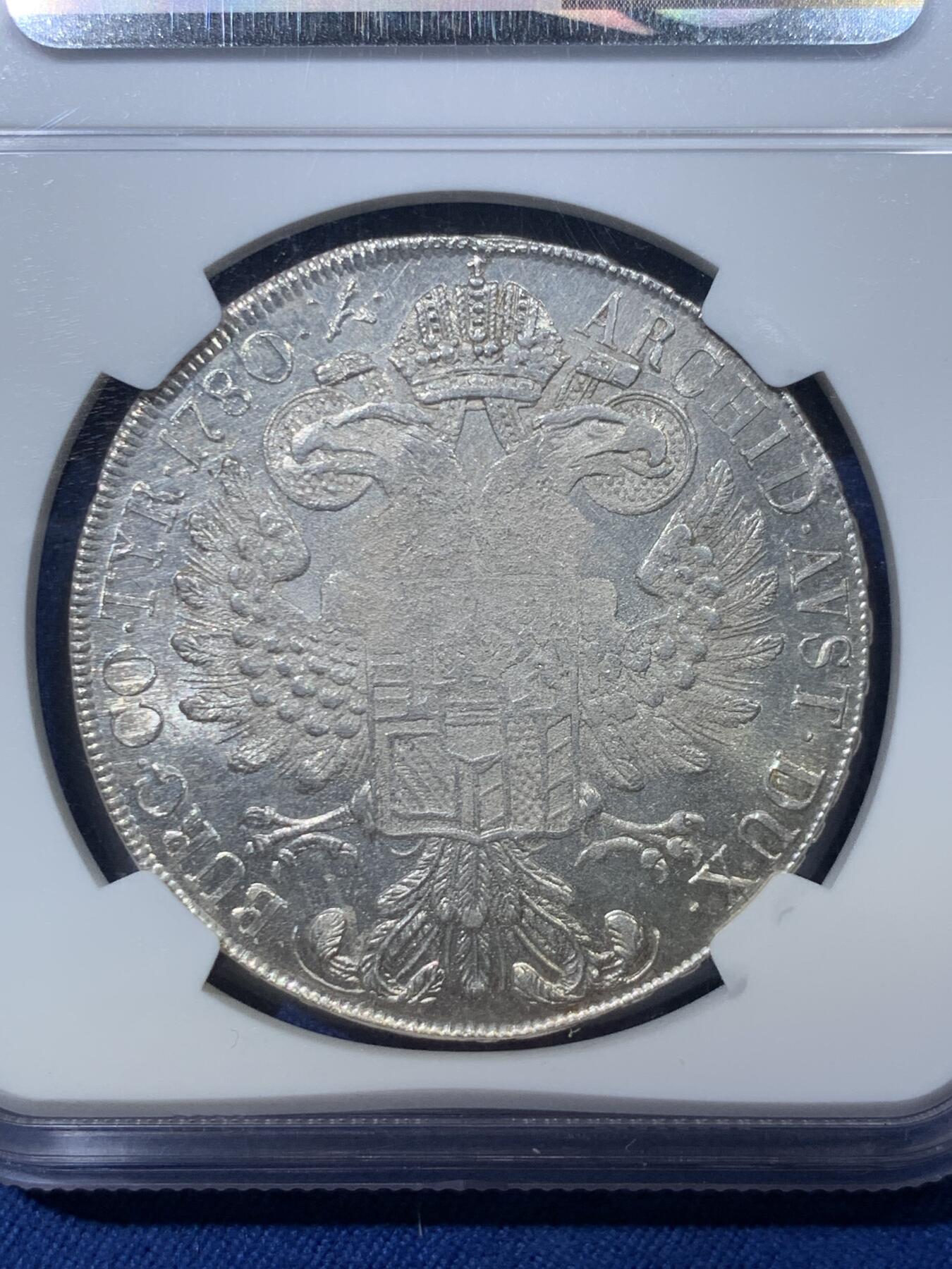 《竞宝斋》第476场 周日，周一 2场连拍 （全场包邮）欢迎送拍 NGC UNCD 1815至1828年意大利米兰版玛丽亚特蕾莎贸易银币经典“中心正圆九珍珠”，应为哈夫纳36a版本，具体自辨。该版本为女皇逝世后，为了迎合近中东贸易货币使用习惯，由奥属意大利米兰造币厂铸造的版本，主要流通于北非、中东地区，是历史上真正参与流通的行用币！NGC严评UNC未流通品，光泽度很好。正面疑似减重痕背面弱打，介意勿拍。