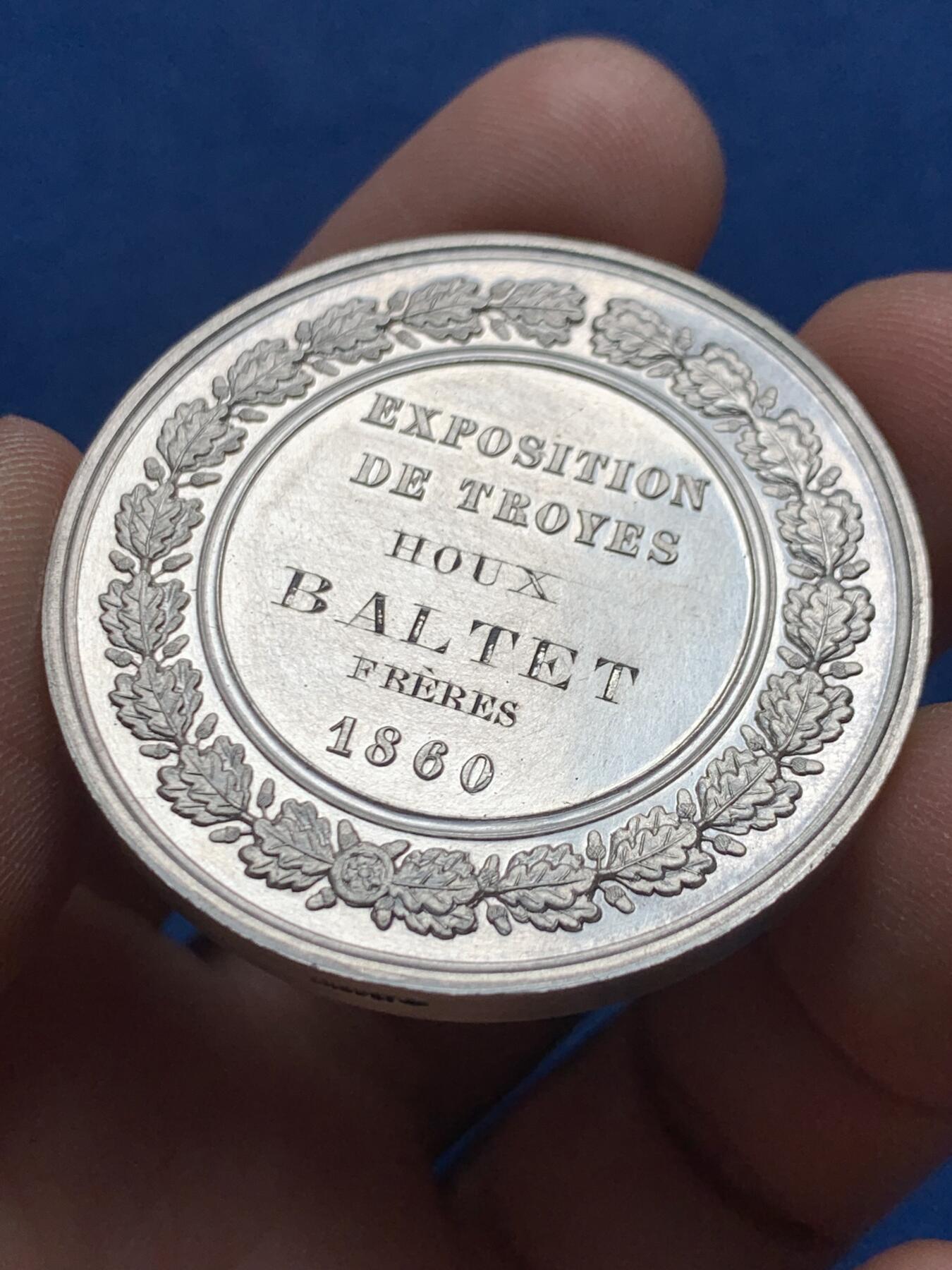 《竞宝斋》第476场 周日，周一 2场连拍 （全场包邮）欢迎送拍 法国1860年拿破仑三世银章 重38.5克 手指银标 41.2mm 带盒