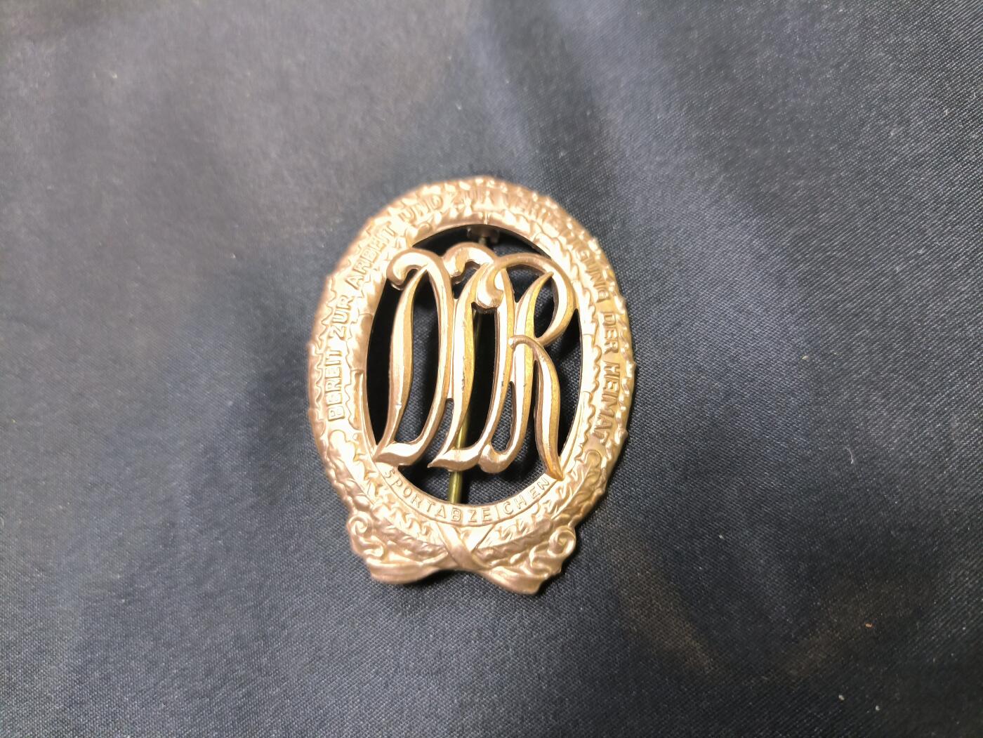 云宸嘉赏-勋臻文献佳藏优品精选场次（低佣 转发佣金红包） 民主德国体育体能章 早期五十年代大版 