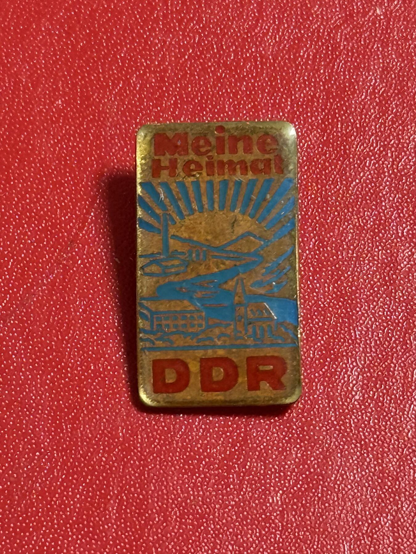 韵星假日军品类拍卖第50期 民主德国化工发展成员证章