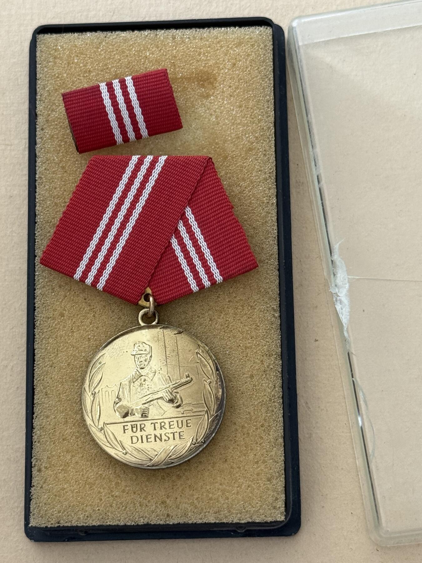 云宸嘉赏-勋臻文献佳藏优品精选场次（低佣 转发佣金红包） 民主德国工战队金级圆满服役奖章带盒略 镀金极品 