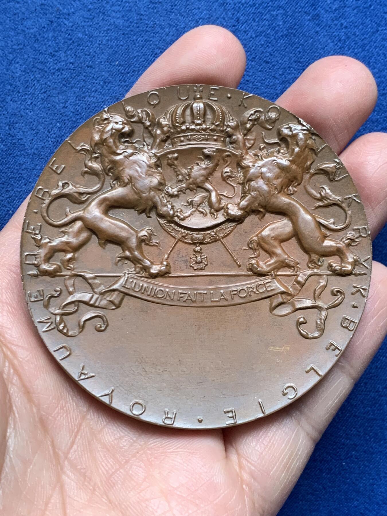 《竞宝斋》第476场 周日，周一 2场连拍 （全场包邮）欢迎送拍 1897年比利时布鲁塞尔世博会纪念大铜章 153.7克 69.2mm 高浮雕 带原盒