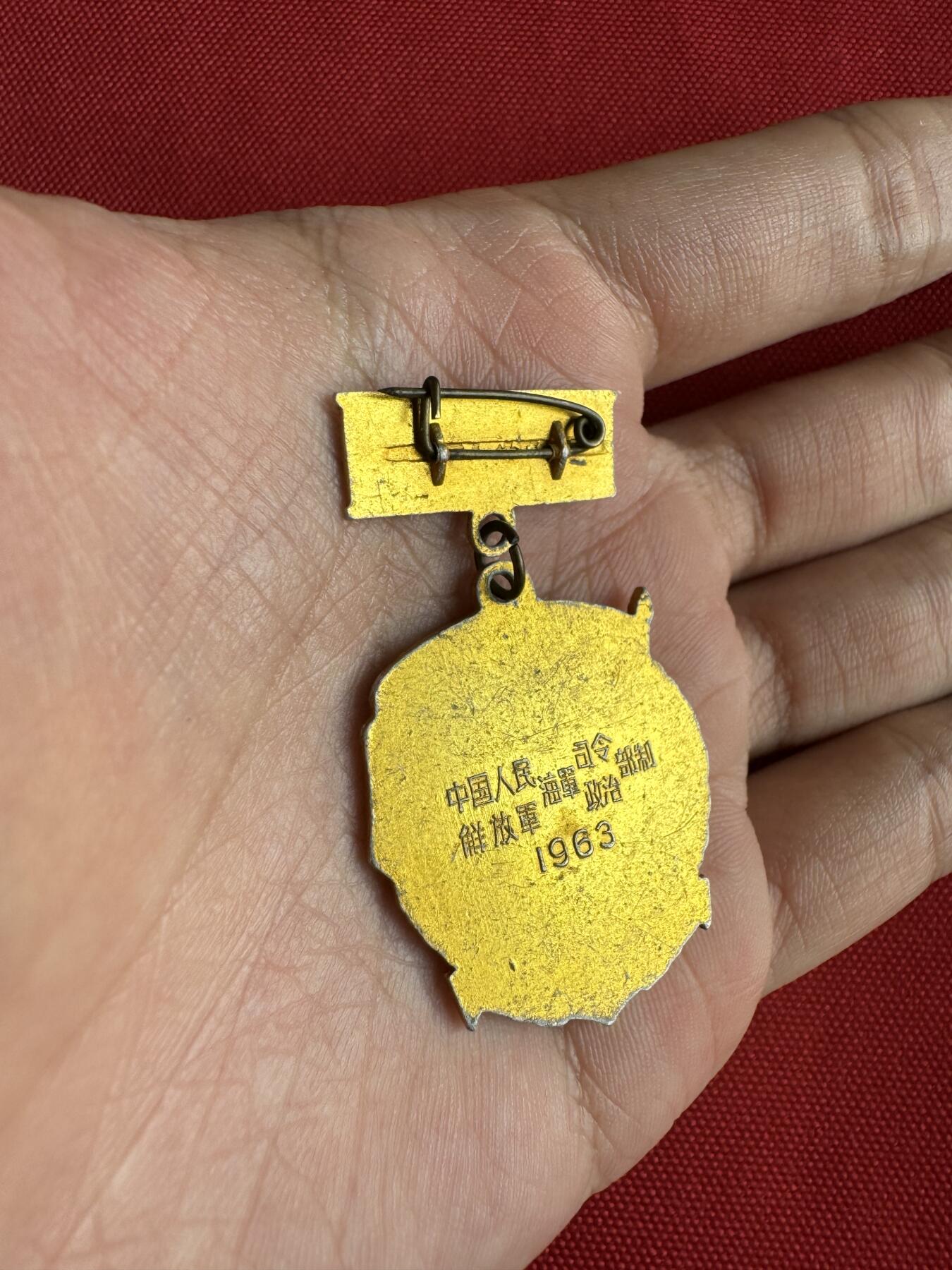 五哥徽章群   31号周二晚上八点4群联拍 铝章