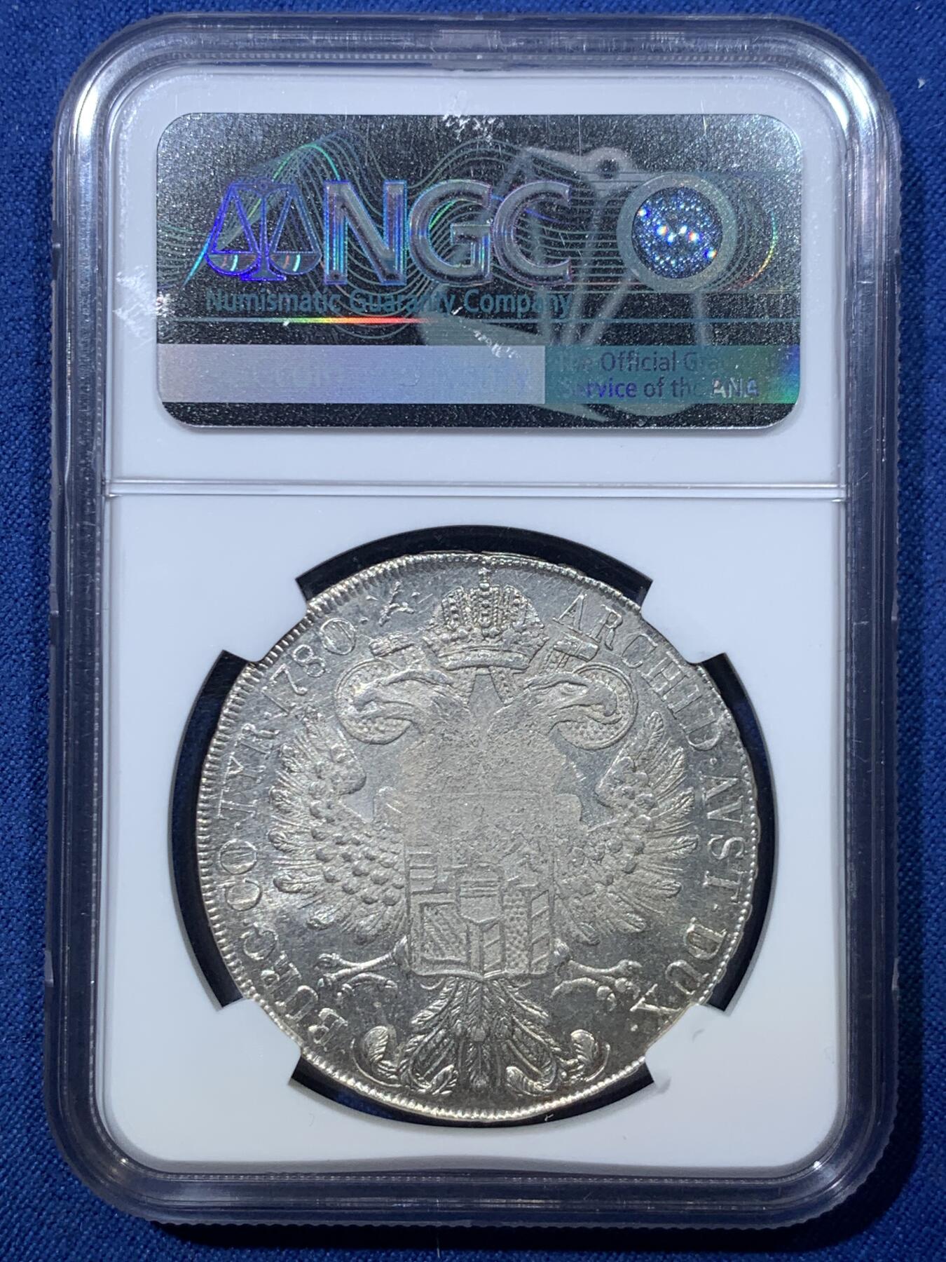 《竞宝斋》第476场 周日，周一 2场连拍 （全场包邮）欢迎送拍 NGC UNCD 1815至1828年意大利米兰版玛丽亚特蕾莎贸易银币经典“中心正圆九珍珠”，应为哈夫纳36a版本，具体自辨。该版本为女皇逝世后，为了迎合近中东贸易货币使用习惯，由奥属意大利米兰造币厂铸造的版本，主要流通于北非、中东地区，是历史上真正参与流通的行用币！NGC严评UNC未流通品，光泽度很好。正面疑似减重痕背面弱打，介意勿拍。