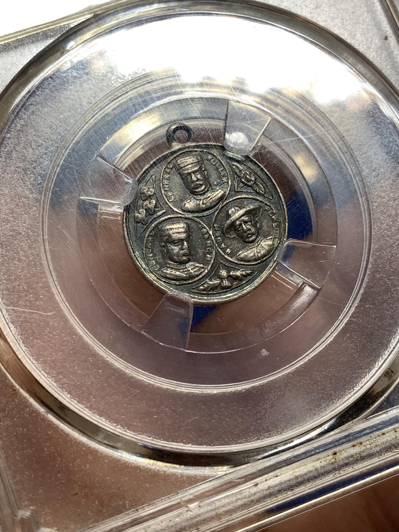 《竞宝斋》第476场 周日，周一 2场连拍 （全场包邮）欢迎送拍 众诚祥评 AU55 1910年前后英国童军总会领袖成立迷你银质勋章，正面：三种不同时期的贝登堡男爵头像（巴登堡将军公报法国）哨子、百合花。背面：皇冠、花蔌、交叉步枪。少见品种！