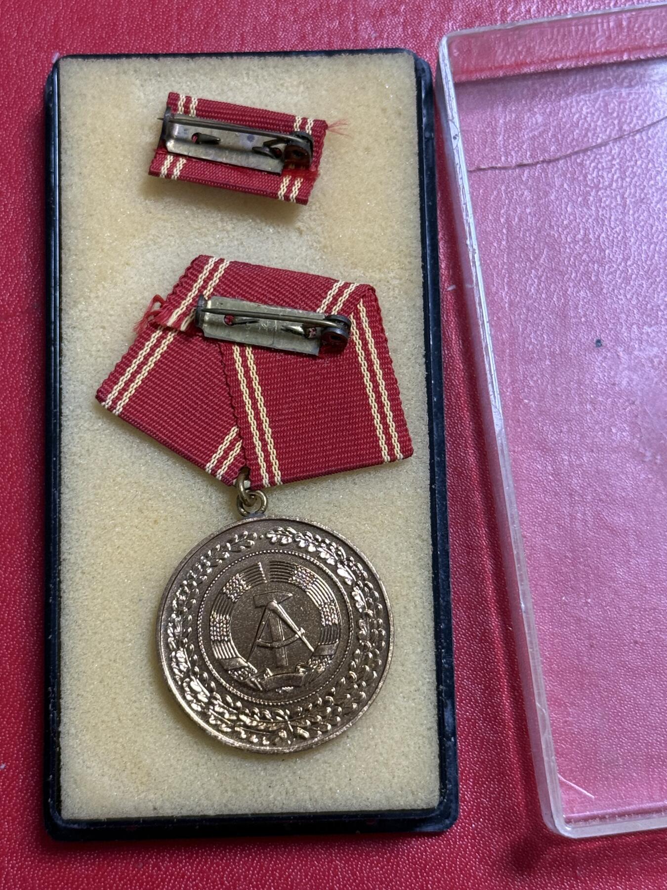 韵星假日军品类拍卖第50期 民主德国特级二等内务部武装力量忠诚服务奖章带原盒略