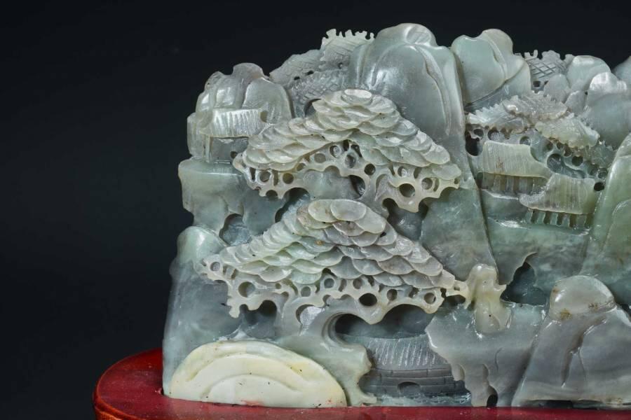 上海都达杂项专场六十七【全场包邮】 天然和田玉精雕《松山高士图》摆件连座95-262