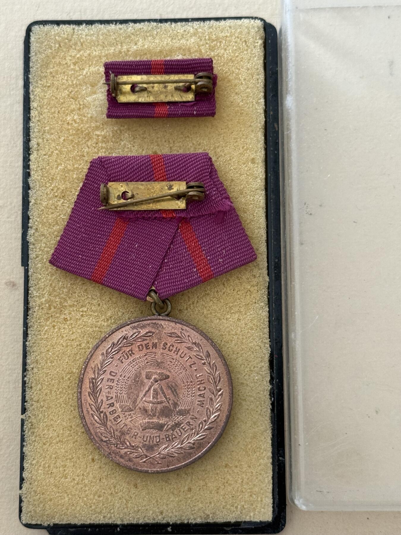 云宸嘉赏-勋臻文献佳藏优品精选场次（低佣 转发佣金红包） 民主德国民防铜级忠诚服务奖章带盒略一套 