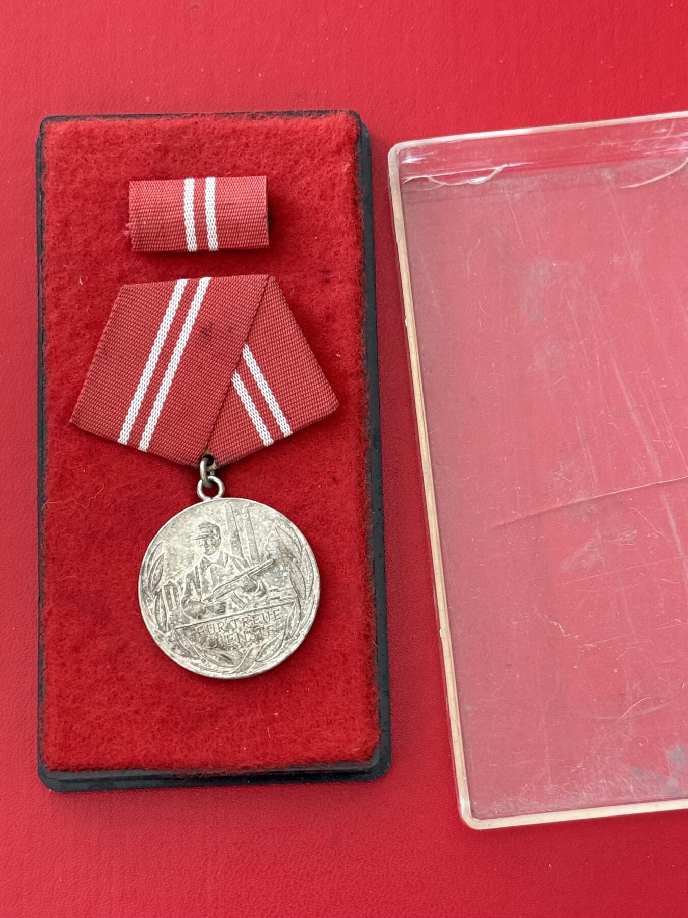 韵星假日军品类拍卖第50期 民主德国银级工战队忠诚服务奖章带原盒略