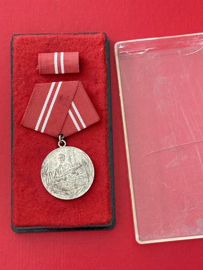韵星假日军品类拍卖第50期 - 民主德国银级工战队忠诚服务奖章带原盒略