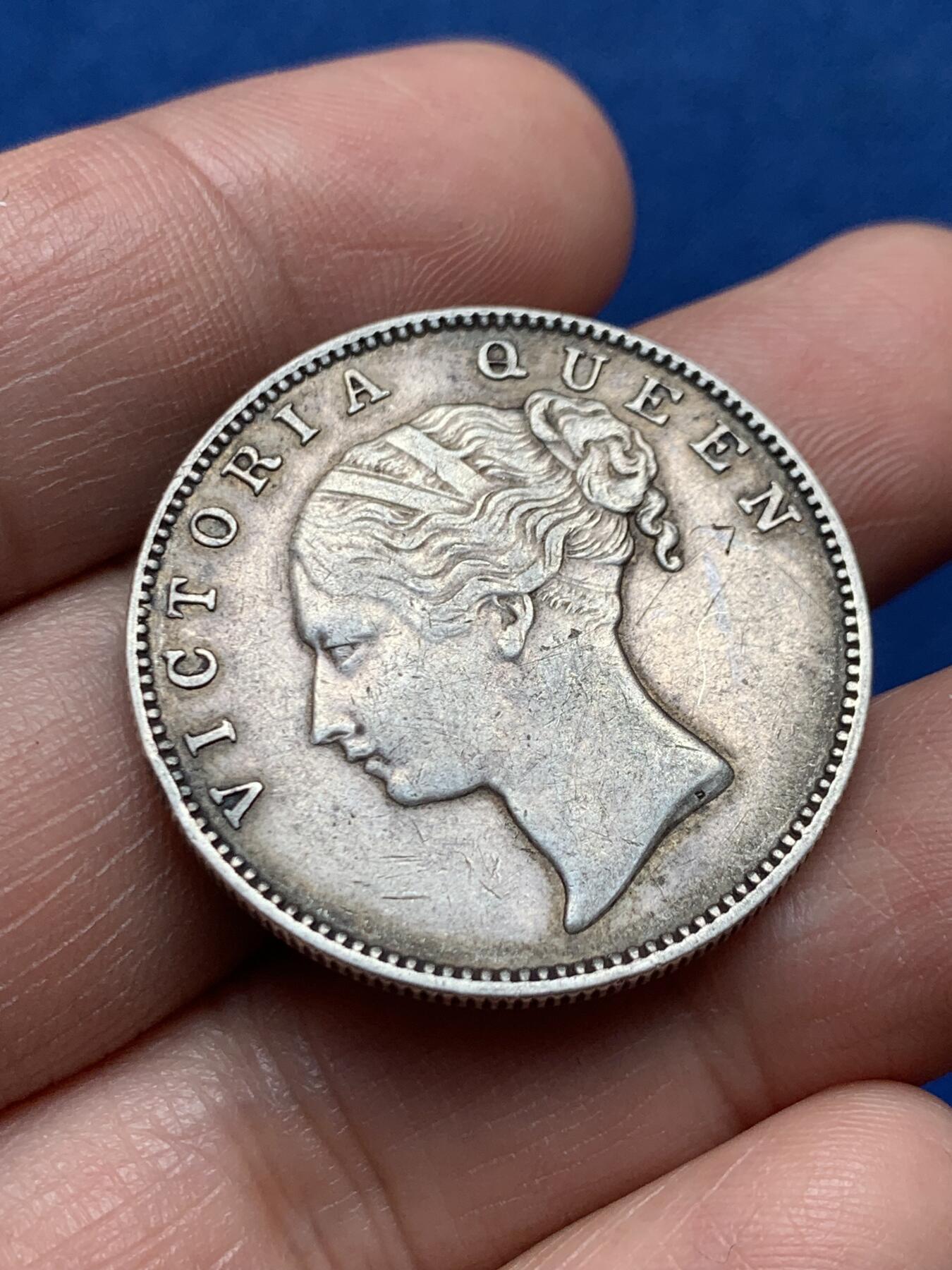 《竞宝斋》第476场 周日，周一 2场连拍 （全场包邮）欢迎送拍 东印度公司1840年维多利亚女王单辫1卢比银币 总重11.6克