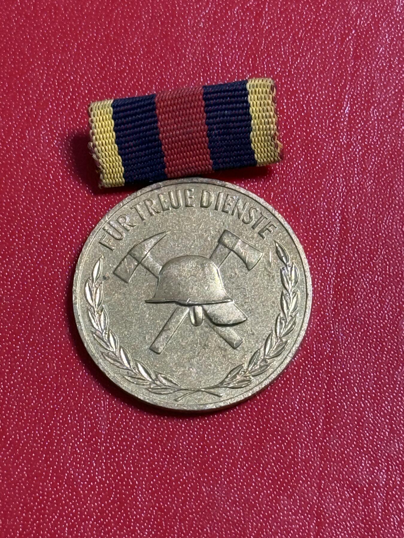 韵星假日军品类拍卖第50期 民主德国金级支援消防忠诚服务奖章