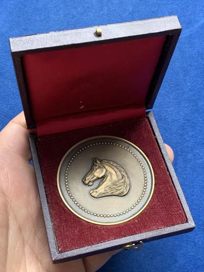 《竞宝斋》第476场 周日，周一 2场连拍 （全场包邮）欢迎送拍 - 法国农业部颁发骏马铜章 59.7克 50.2mm 丰饶角铜标 带盒