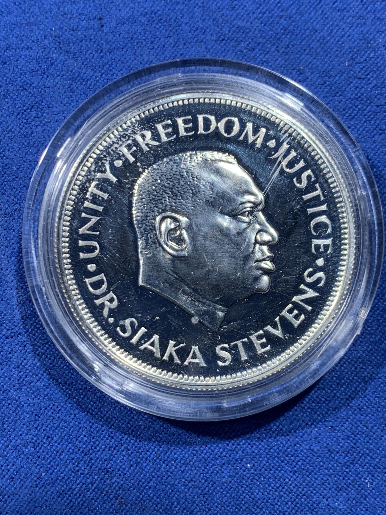 《竞宝斋》第476场 周日，周一 2场连拍 （全场包邮）欢迎送拍 塞拉利昂1974年1利昂银行10周年银币，英国皇家造币厂铸造，28.6克，精制925银，发行量仅40000枚，带原盒和证书