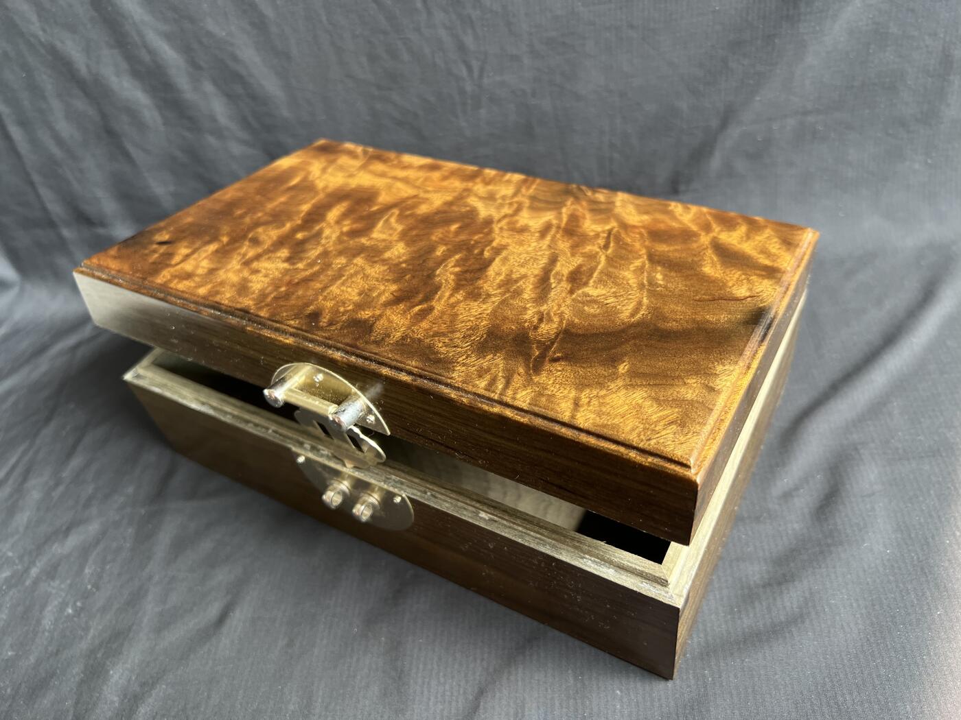 零元拍：金丝楠阴沉木满水波满纹满金丝首饰箱，尺寸：228/117/77MM，送礼盒箱。