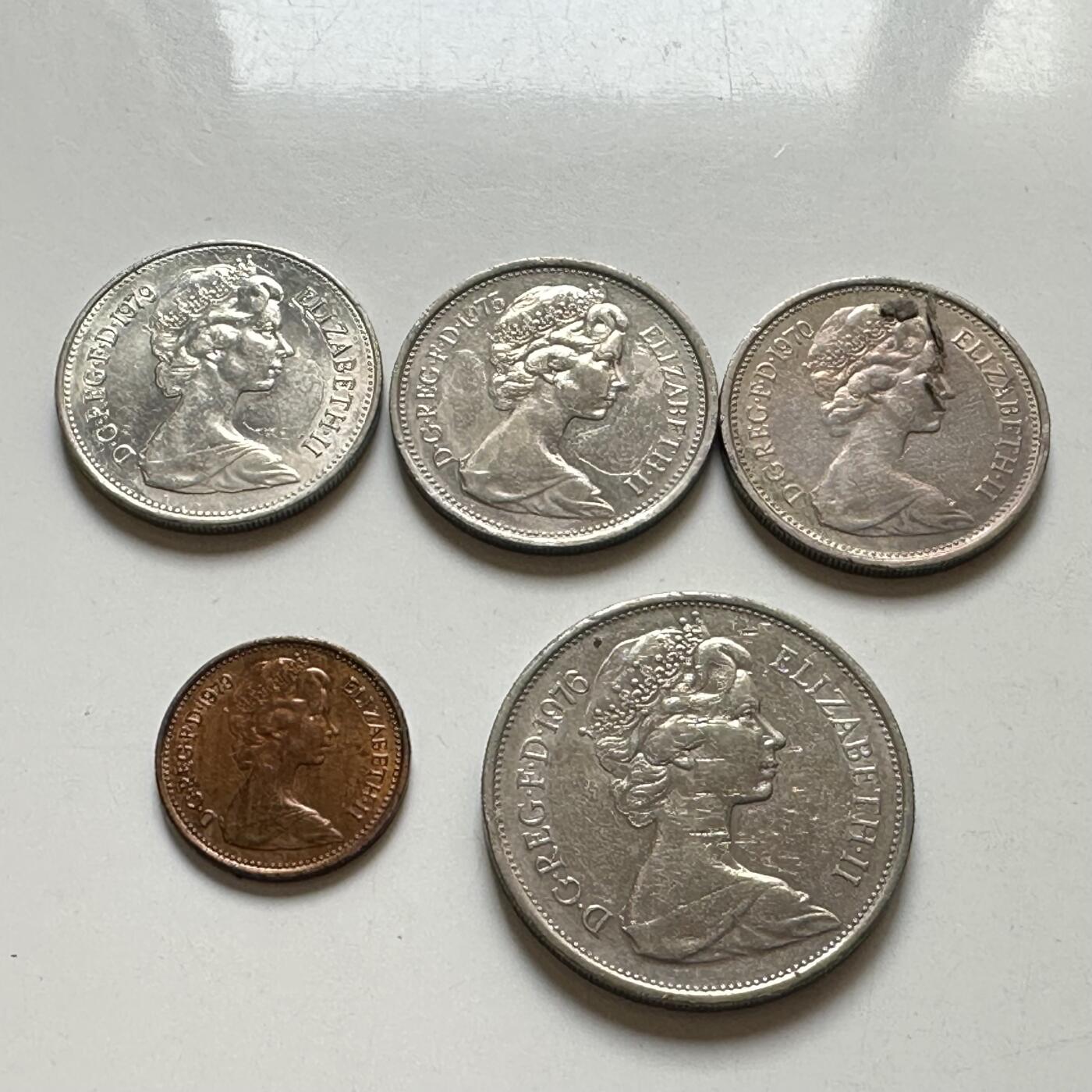 🌹外币初藏🌹🐯2026年第35场   每周二四六晚8️⃣点 接代拍 英国七十年代便士5枚  有PVC污染