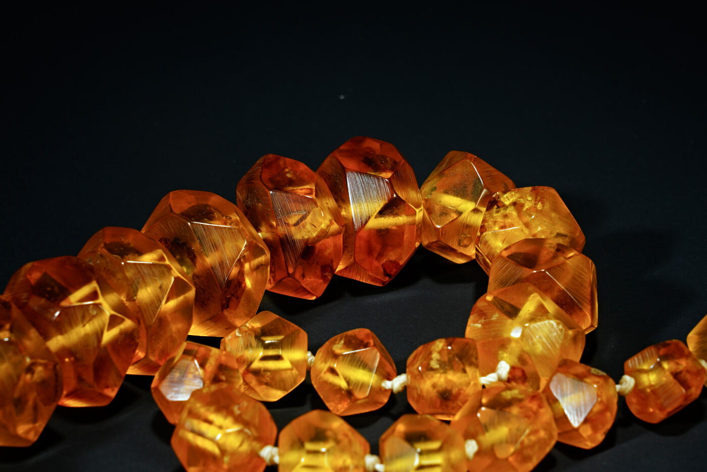 上海都达杂项专场六十七【全场包邮】 清代欧洲回流天然老蜜蜡菱形项链95-11