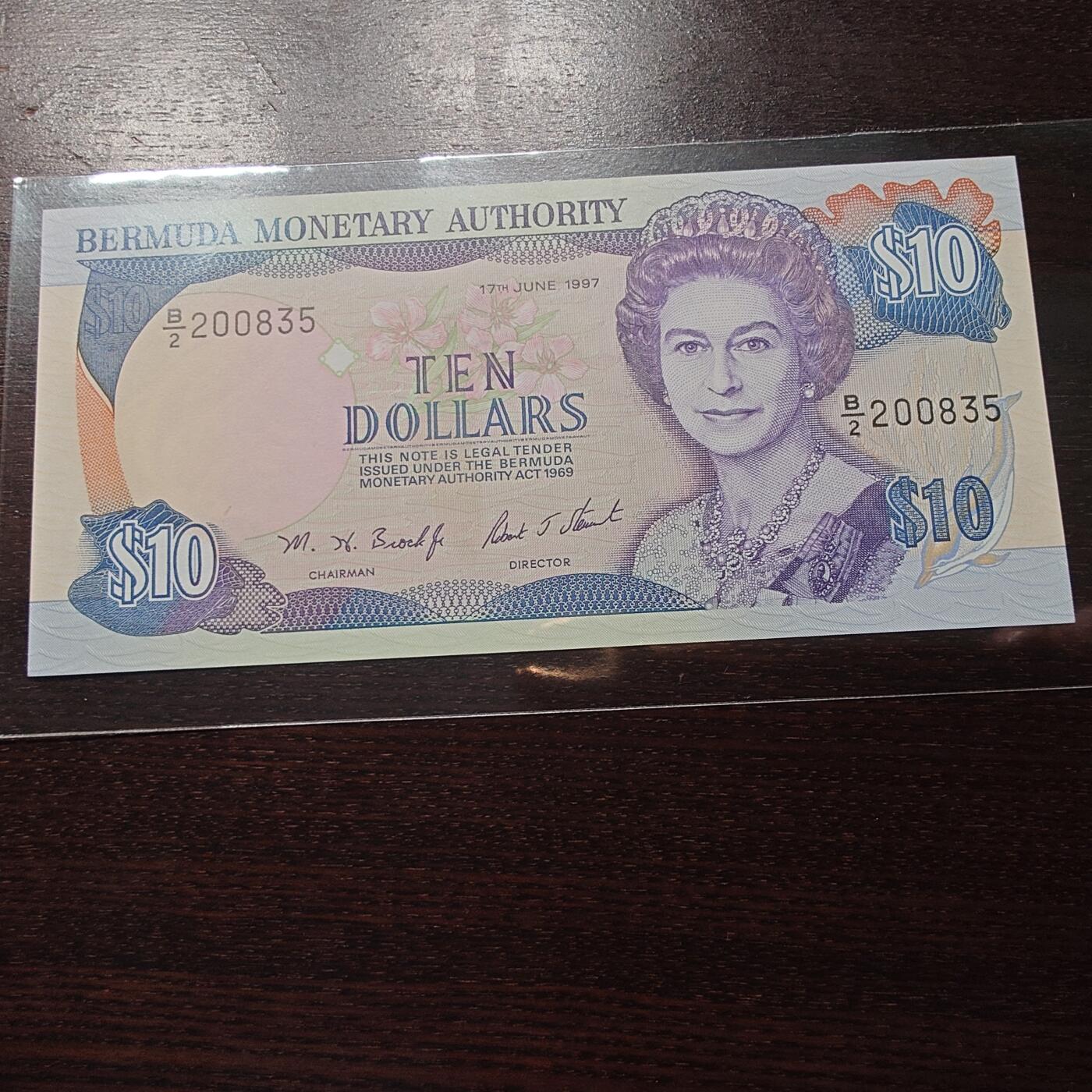 世界钱币～微拍第242期暨2026年第23期  老库存每款各1-2张清仓低价起拍 1997年百慕大10元 全新无47 如图背面有一处轻微小污迹