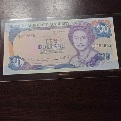 世界钱币～微拍第242期暨2026年第23期  老库存每款各1-2张清仓低价起拍 - 1997年百慕大10元 全新无47 如图背面有一处轻微小污迹
