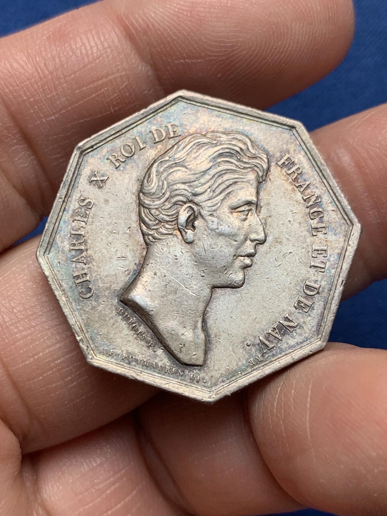 《竞宝斋》第476场 周日，周一 2场连拍 （全场包邮）欢迎送拍 法国查理十世头像歌颂友谊的八角银质代币，“即使死亡也未能将他们分开”，首见品种，15.92g，30.1mm，早期光边原铸