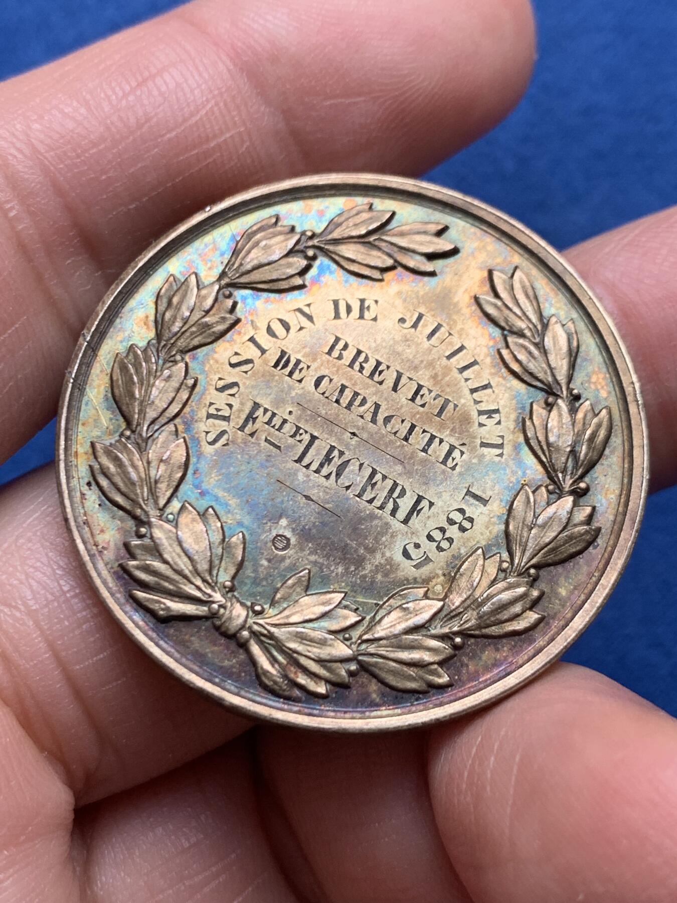 《竞宝斋》第476场 周日，周一 2场连拍 （全场包邮）欢迎送拍 法国德内蒙寄宿学校纪念银章 20.4克 36.5mm 丰饶角银标