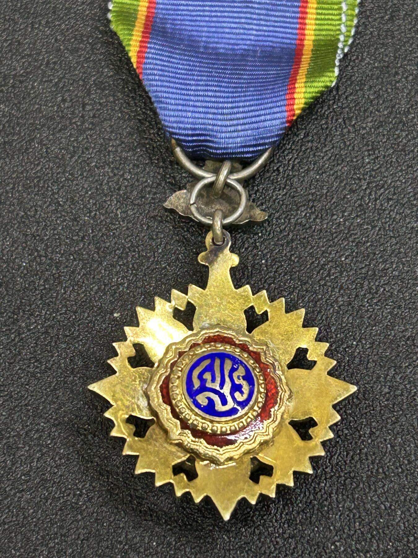 西秦中古拍卖第八十二期  泰国骑士级王冠勋章 银制