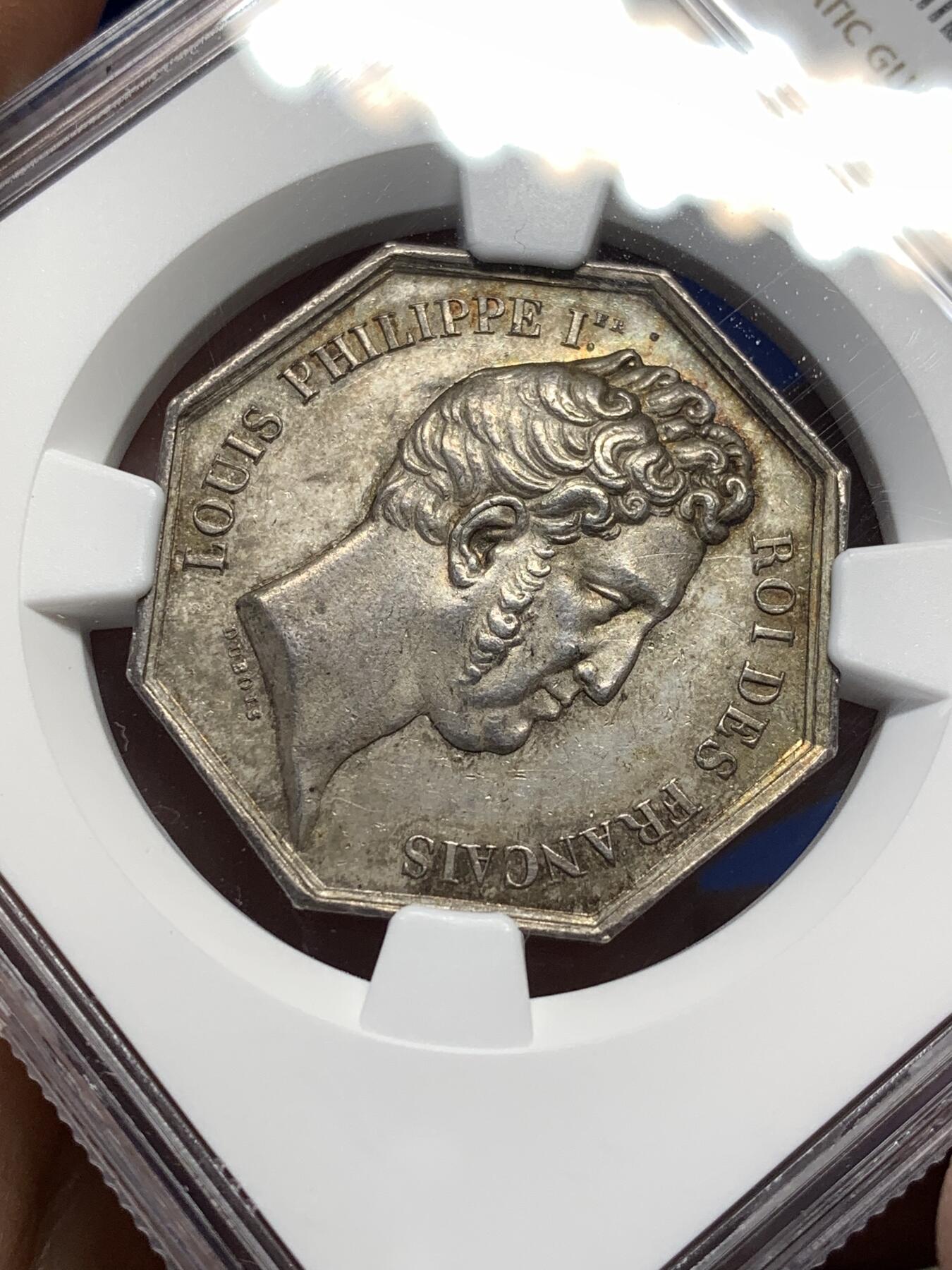 《竞宝斋》第476场 周日，周一 2场连拍 （全场包邮）欢迎送拍 NGC MS63 法国七月王朝时期路易·菲利普一世发行的公证人八角银质代币，极少见款，官方巴黎造币厂出品，著名雕刻家BARRE雕刻设计。背面铭文译“有公证人之处，即有法律”，图案：象征法律的忒弥斯（正义之神）站立依靠在刻有公证人标识的石柱上，体现公证行业的法律属性。