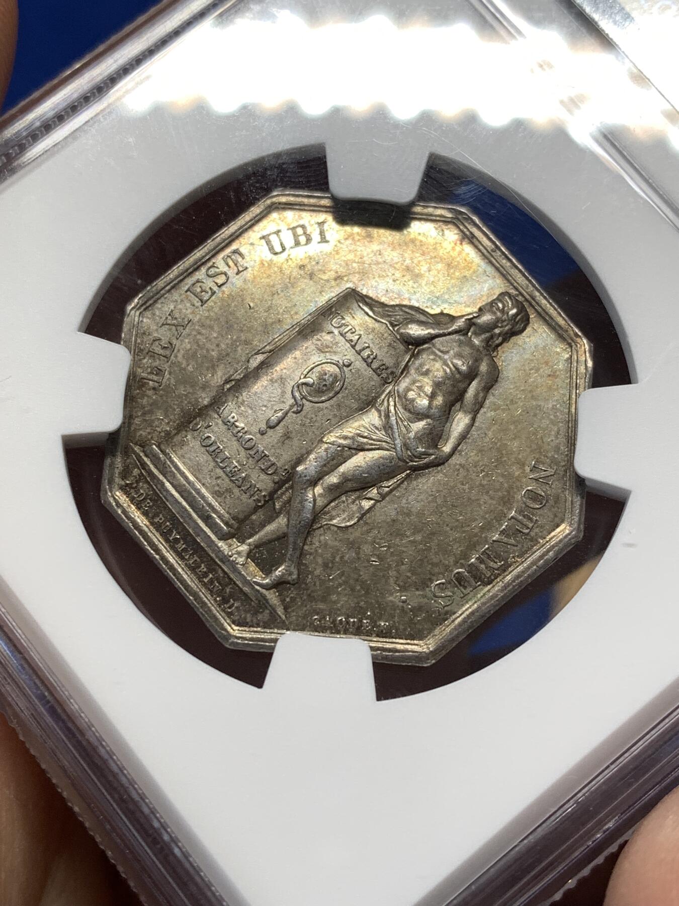 《竞宝斋》第476场 周日，周一 2场连拍 （全场包邮）欢迎送拍 NGC MS63 法国七月王朝时期路易·菲利普一世发行的公证人八角银质代币，极少见款，官方巴黎造币厂出品，著名雕刻家BARRE雕刻设计。背面铭文译“有公证人之处，即有法律”，图案：象征法律的忒弥斯（正义之神）站立依靠在刻有公证人标识的石柱上，体现公证行业的法律属性。