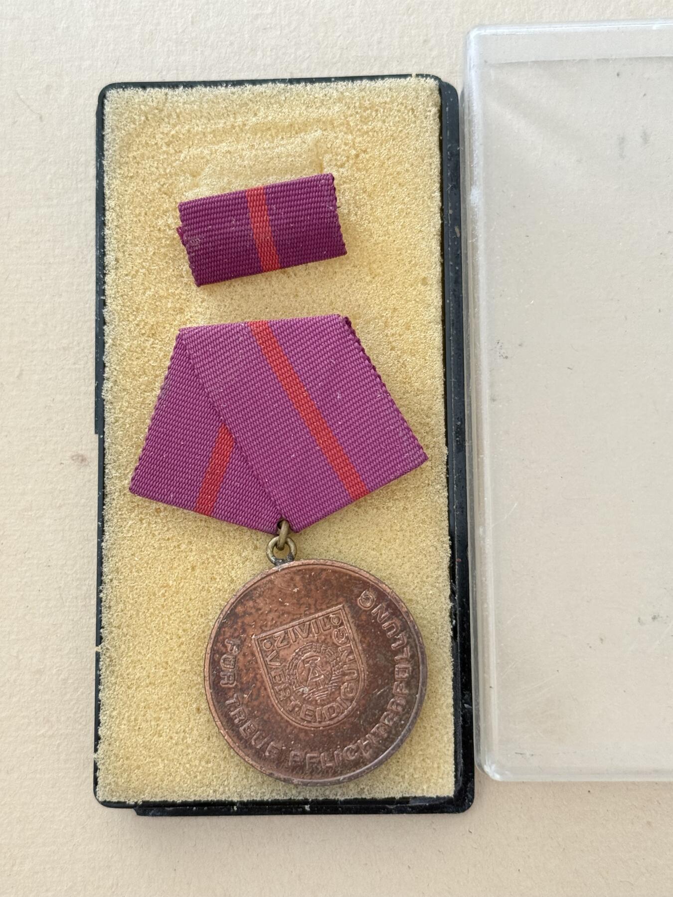 云宸嘉赏-勋臻文献佳藏优品精选场次（低佣 转发佣金红包） 民主德国民防铜级忠诚服务奖章带盒略一套 