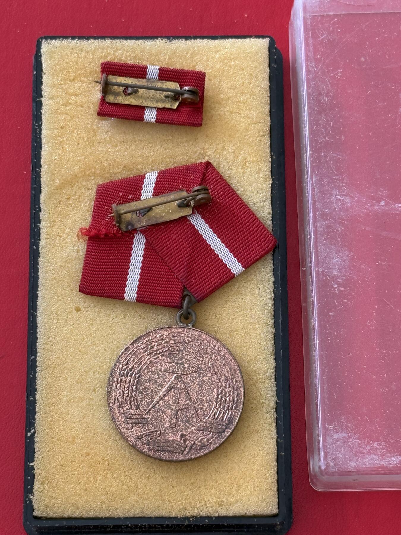 韵星假日军品类拍卖第50期 民主德国铜级工战队忠诚服务奖章带原盒略