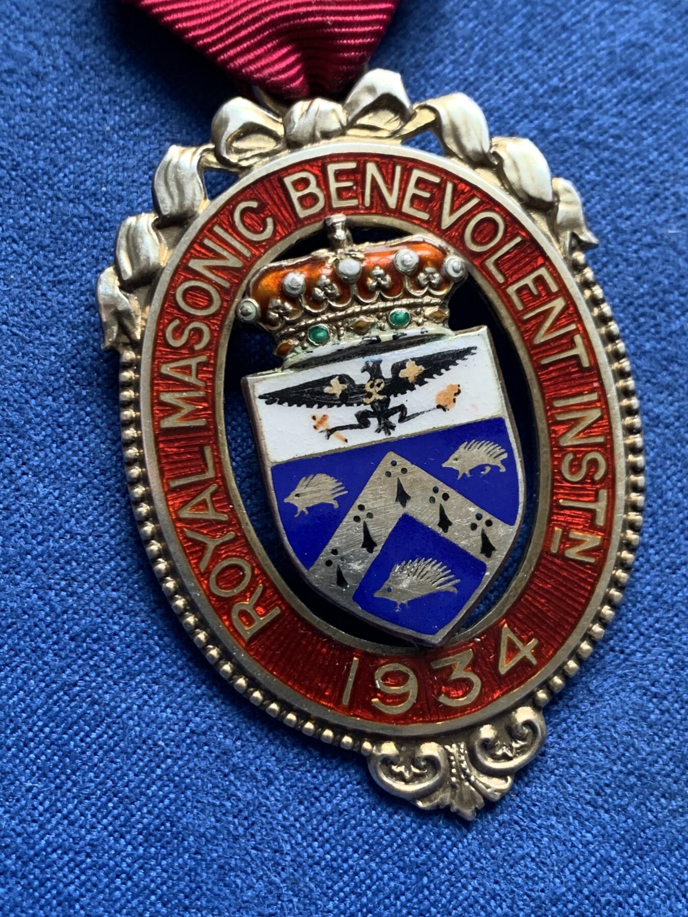 《竞宝斋》第476场 周日，周一 2场连拍 （全场包邮）欢迎送拍 英国1934年皇家共济会慈善机构珐琅银章，工艺精美，背面有走狮925银标及伦敦狮头银标。总重约20.2克