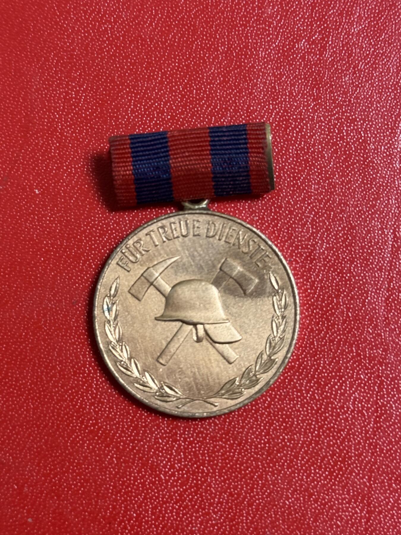 韵星假日军品类拍卖第50期 民主德国铜级支援消防忠诚服务奖章