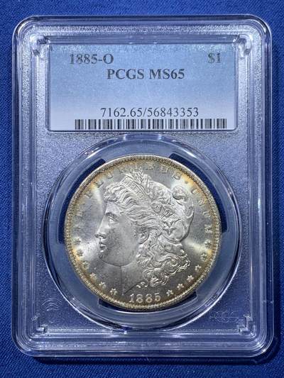《竞宝斋》第476场 周日，周一 2场连拍 （全场包邮）欢迎送拍 - PCGS MS65 美国 1885年 新奥尔良厂 1美元 摩根银币 光度非常好 边缘一圈金色包浆 很漂亮 同分中的战斗机
