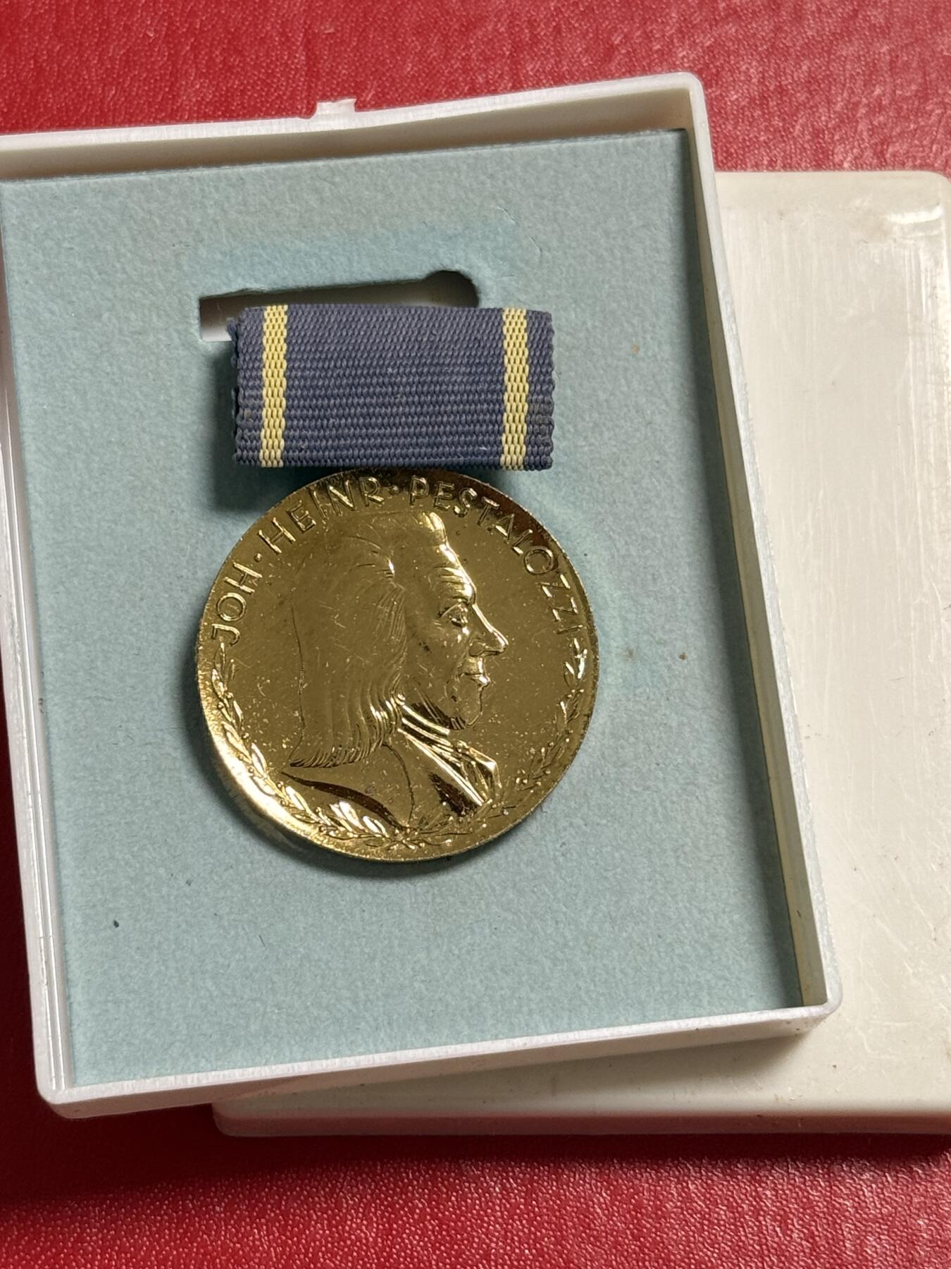 韵星假日军品类拍卖第50期 民主德国金级斐斯泰洛齐奖章带原盒