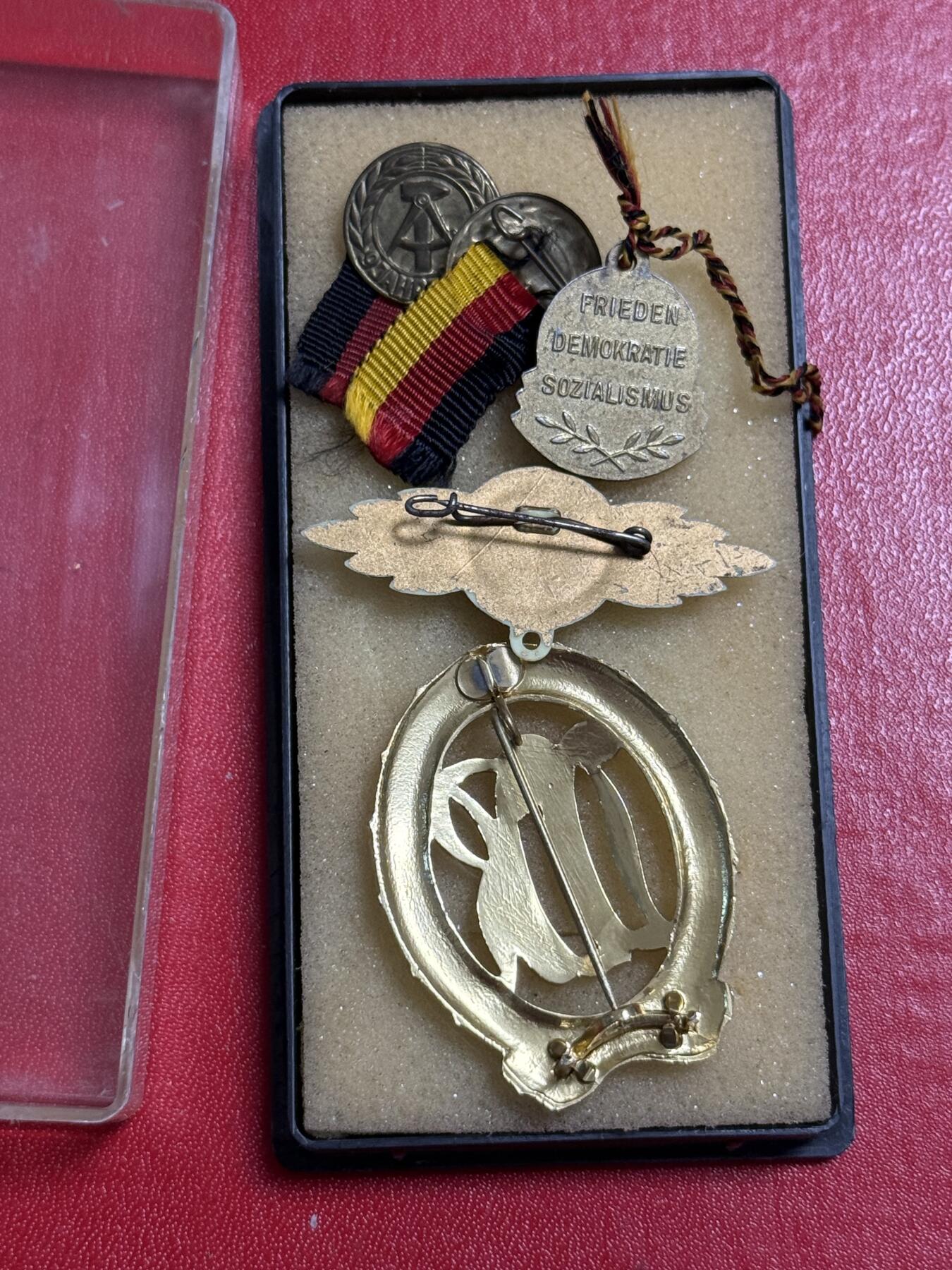 韵星假日军品类拍卖第50期 民主德国徽章一组 民主德国成立八周年 体育技能证章