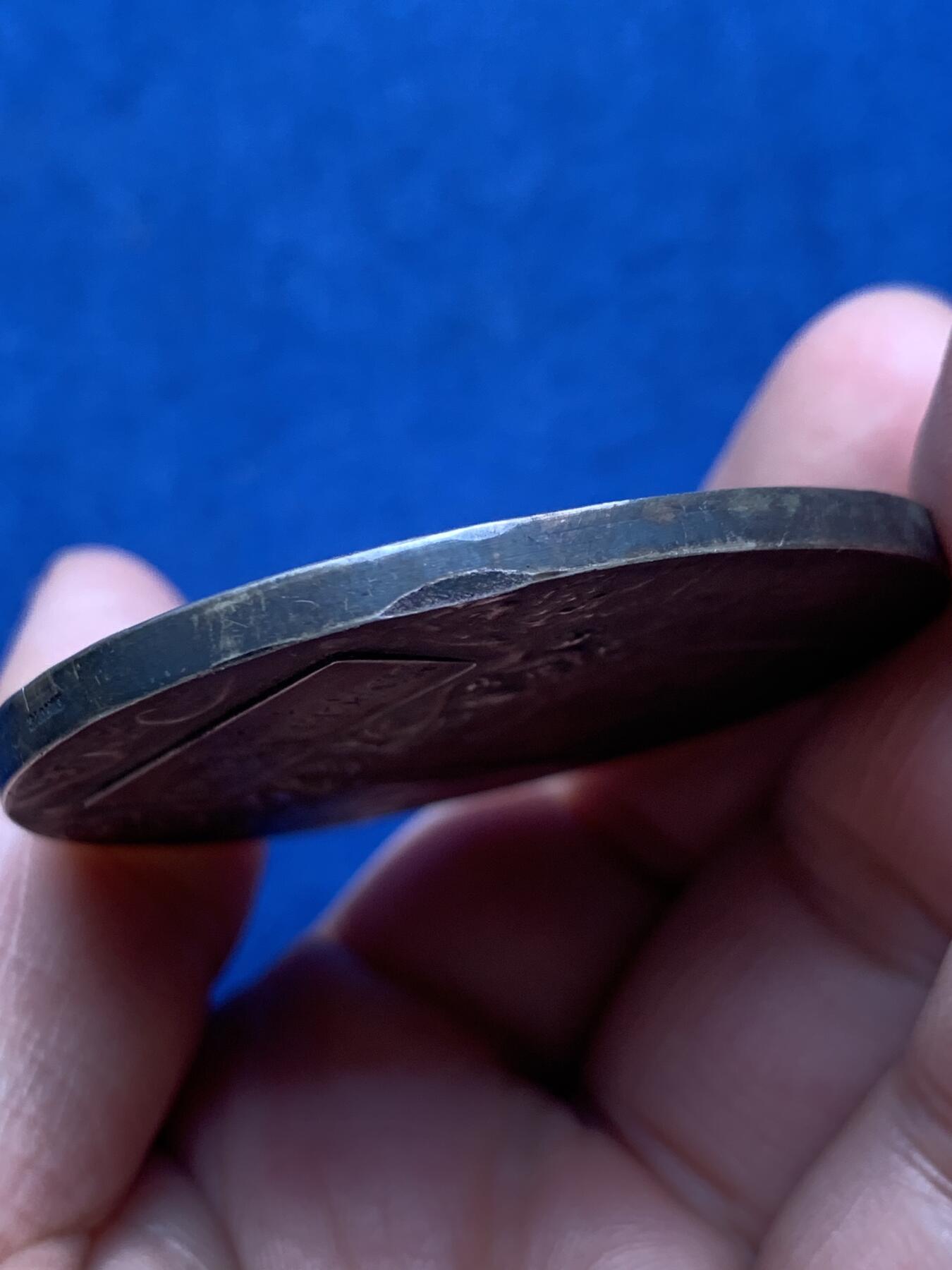 《竞宝斋》第476场 周日，周一 2场连拍 （全场包邮）欢迎送拍 法国勒阿弗尔拉弗洛特协会纪念镀银铜章 55克 49.2mm 三角铜标 带盒