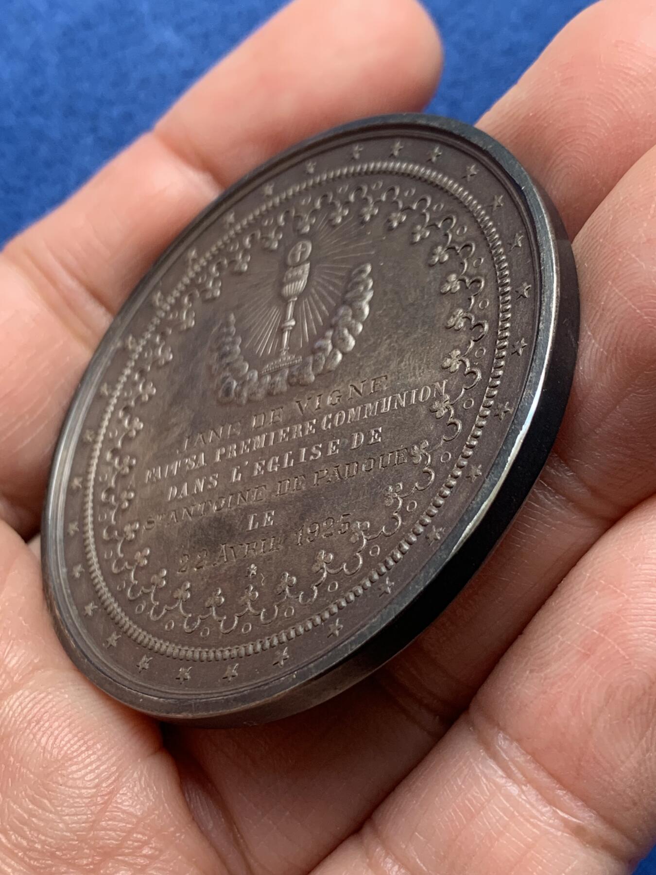 《竞宝斋》第476场 周日，周一 2场连拍 （全场包邮）欢迎送拍 1923年法国宗教镀银铜章，用于纪念Jane de Vigne的第一次圣餐仪式。正面刻字：译为“珍贵的回忆”，图案：描绘天主教第一次圣餐的场景，天使引导孩童向神职人员领受圣餐；背面刻字：译为“Jane de Vigne于1923年4月22日，在帕多瓦的圣安东尼教堂完成了她的第一次圣餐”。直径：49.2mm，重：45.2g
